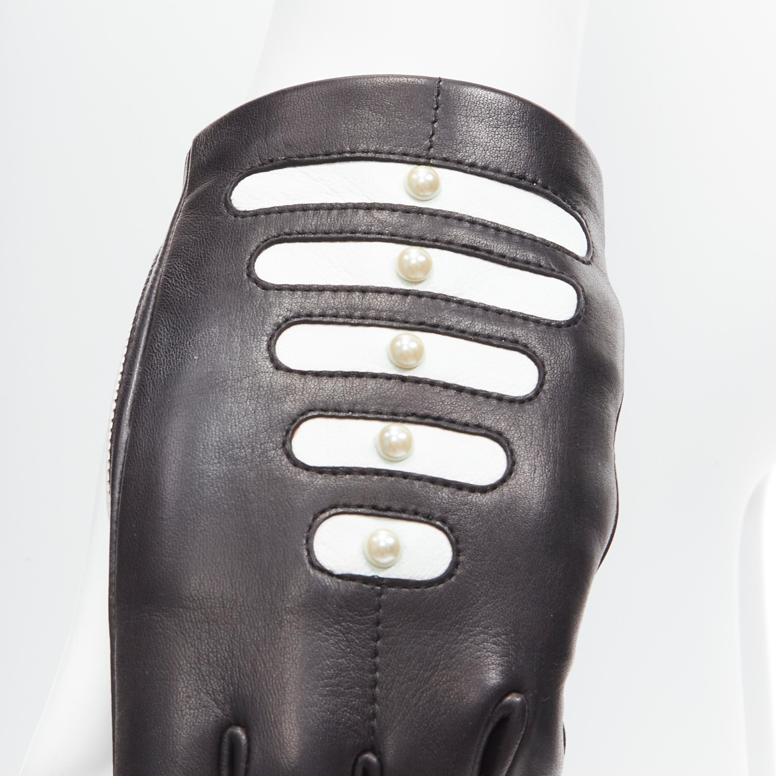 Karl Lagerfeld - Gants sans doigt en cuir à rayures graphiques et perles, taille US 7,5 en vente 2