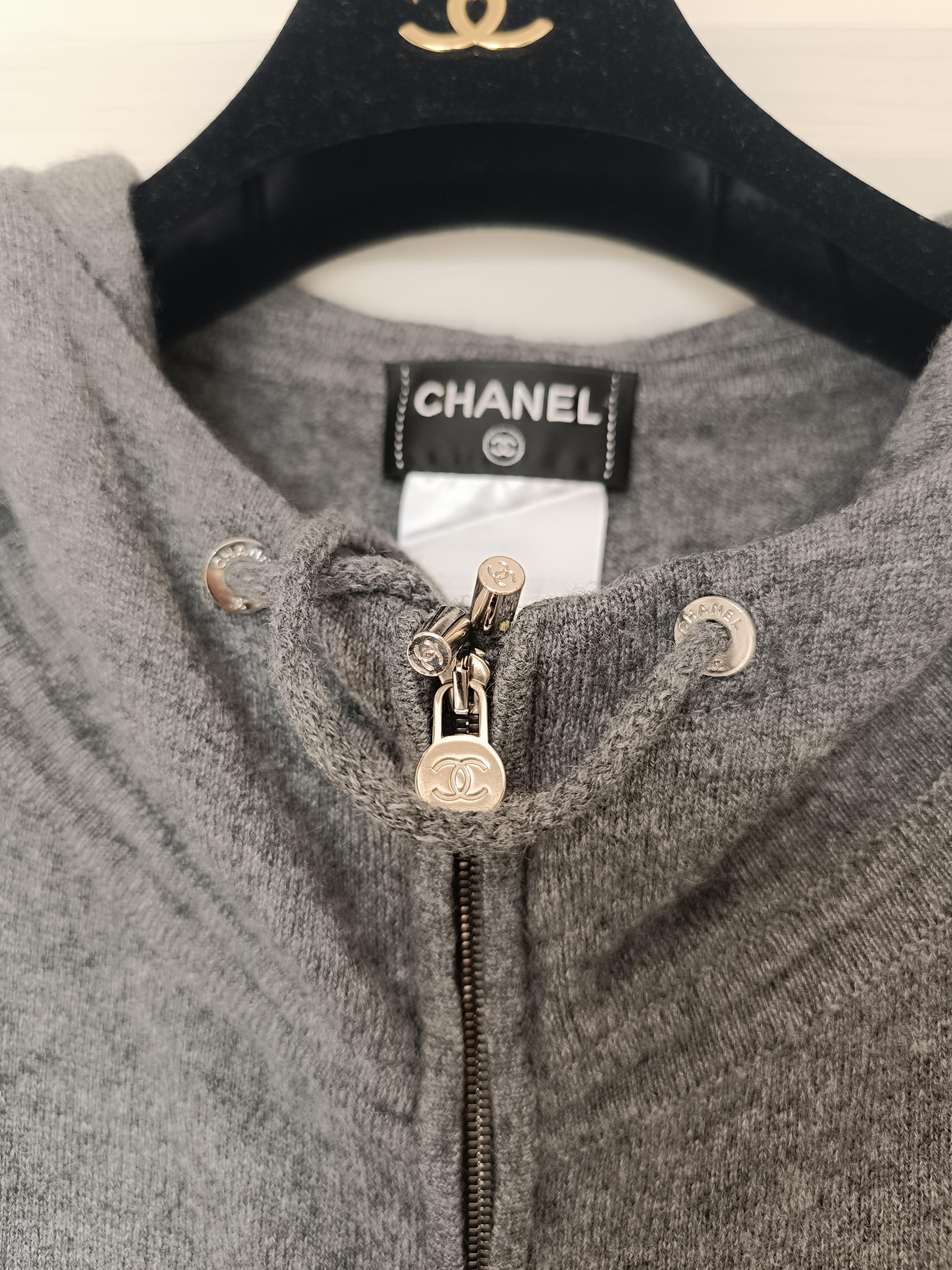Chanel & Karl Lagerfeld Sport line Gray Zipped Cashmere Hoodie grand CC en vente 6