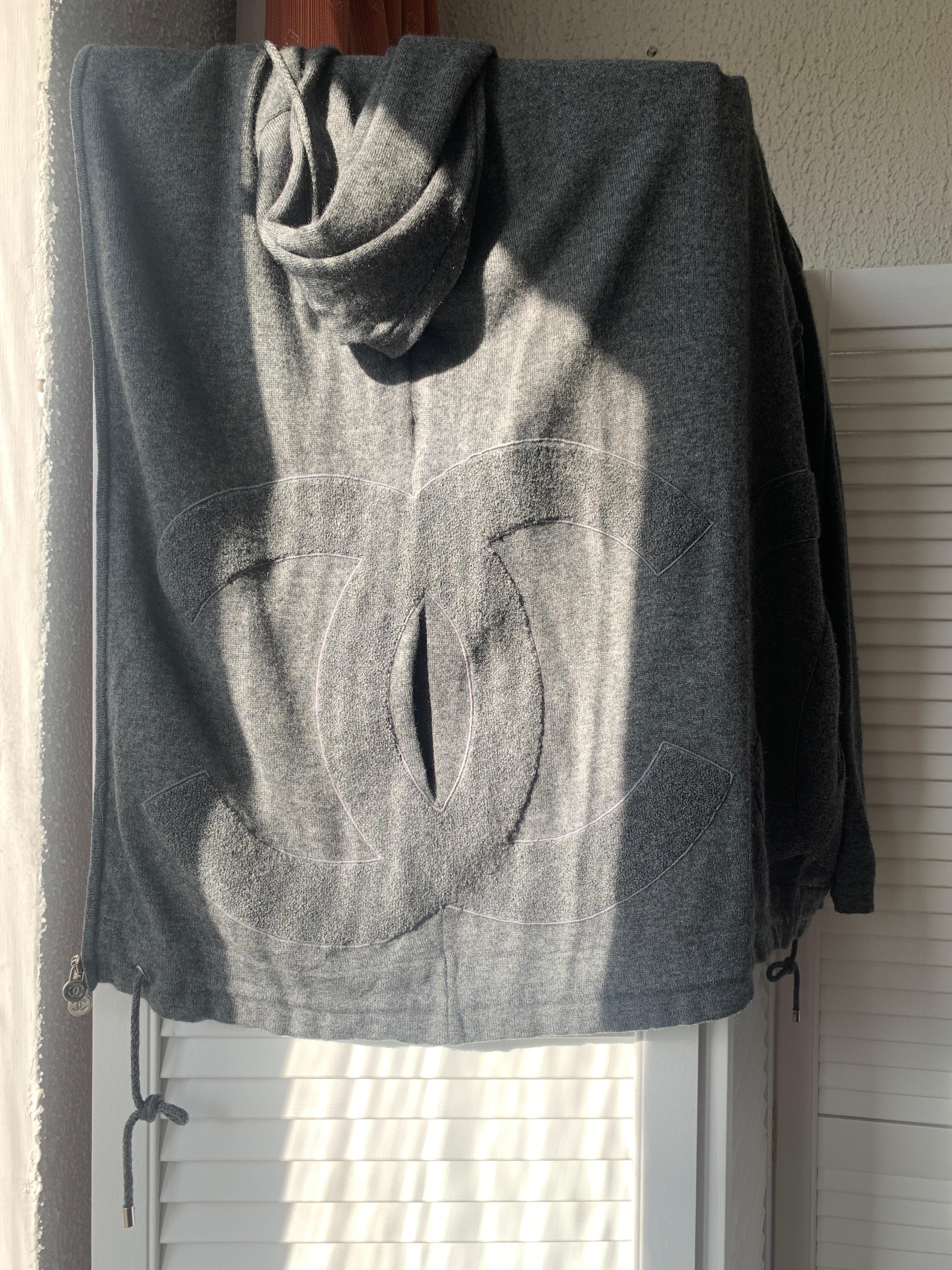 Chanel & Karl Lagerfeld Sport line Gray Zipped Cashmere Hoodie grand CC en vente 7