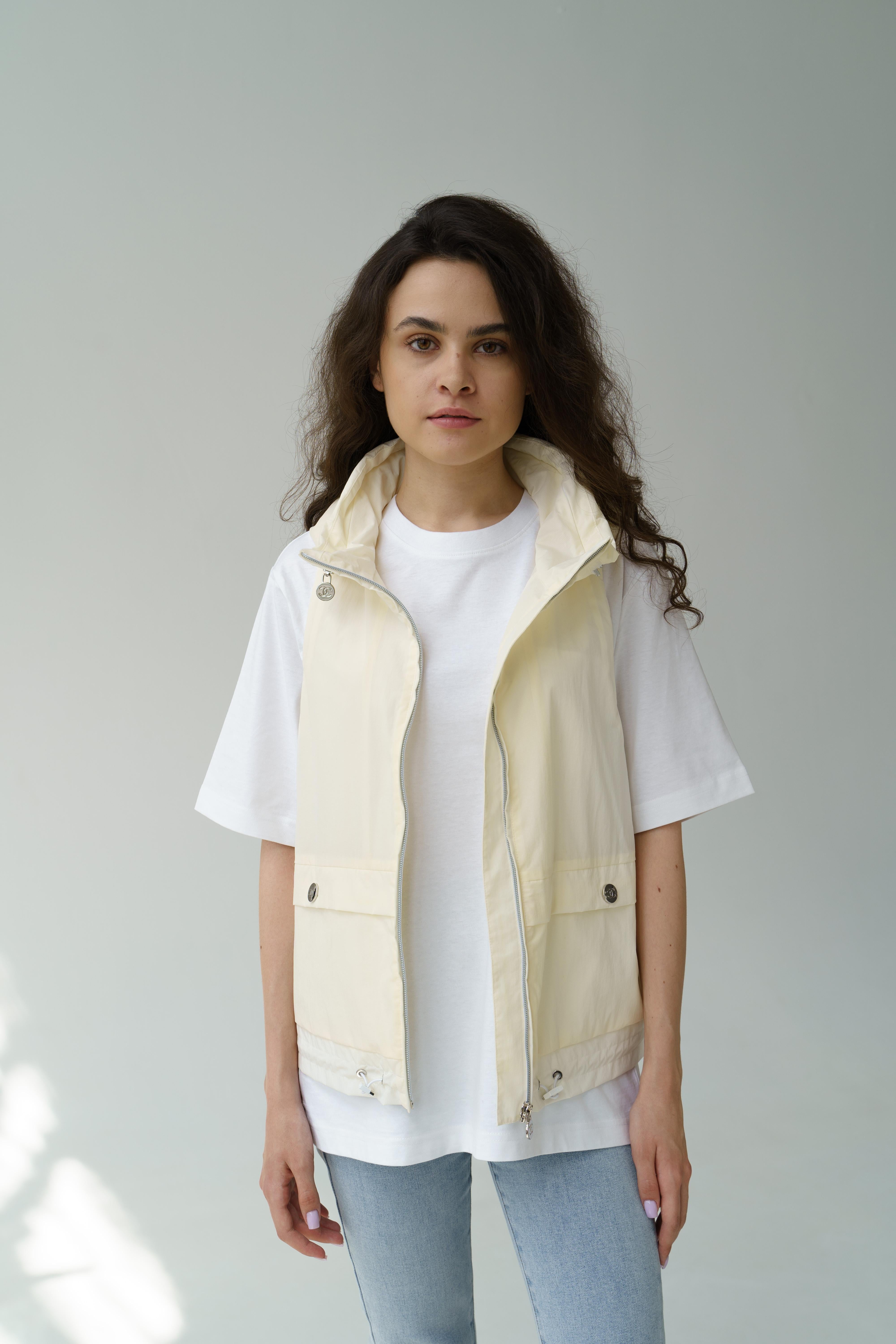 Chanel & Karl Lagerfeld Sport vest logo CC buttons
Karl Lagerfeld for Chanel
Country of production: Italy
Chanel vest style: Chanel vest style: 18P / 2018 / 00100 / P58266V44219
Composition: 50% polyurethane, 50% polyamide
Color: beige
Dimensions: