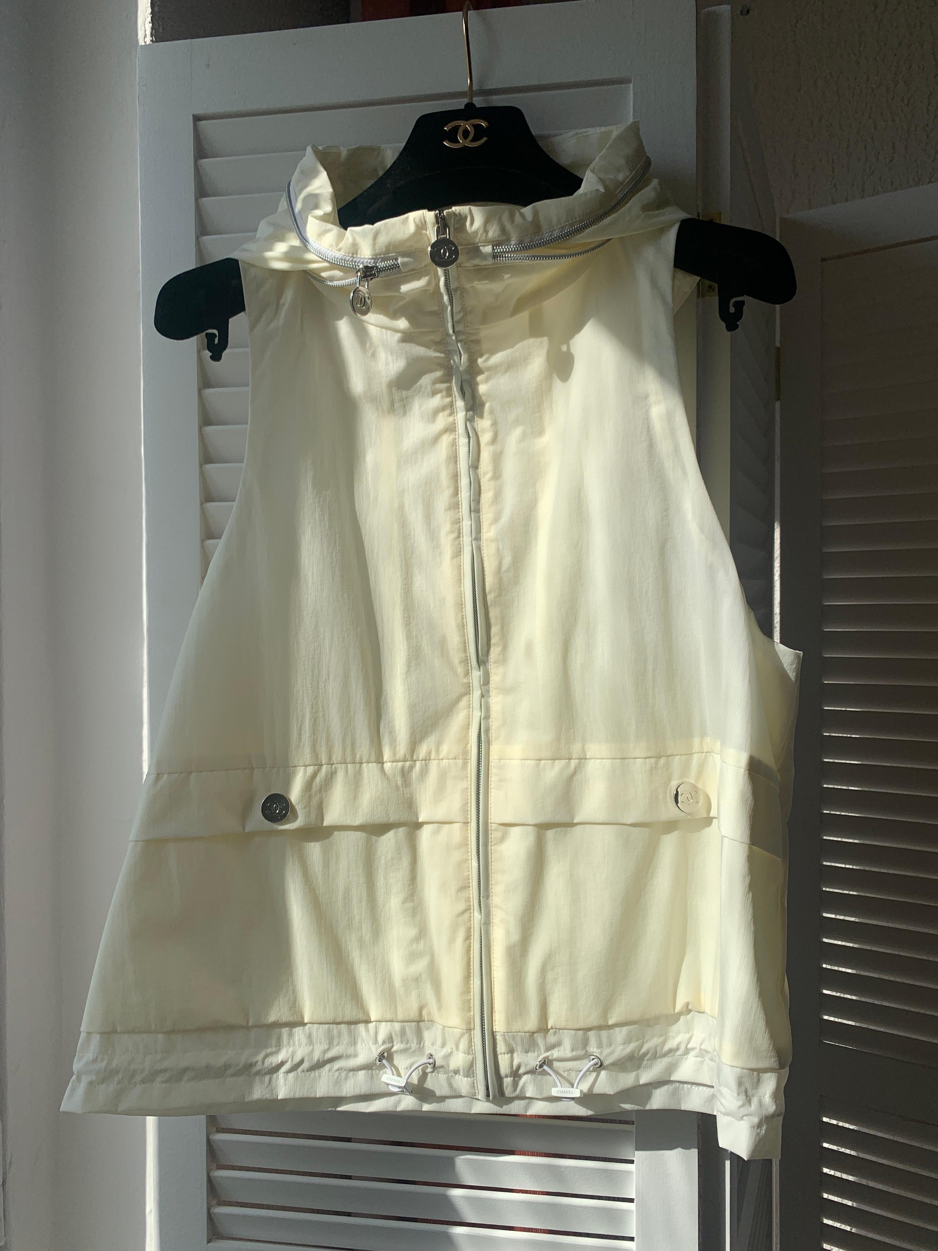 2018 18P Chanel & Karl Lagerfeld Sport line vest logo CC buttons For Sale 4