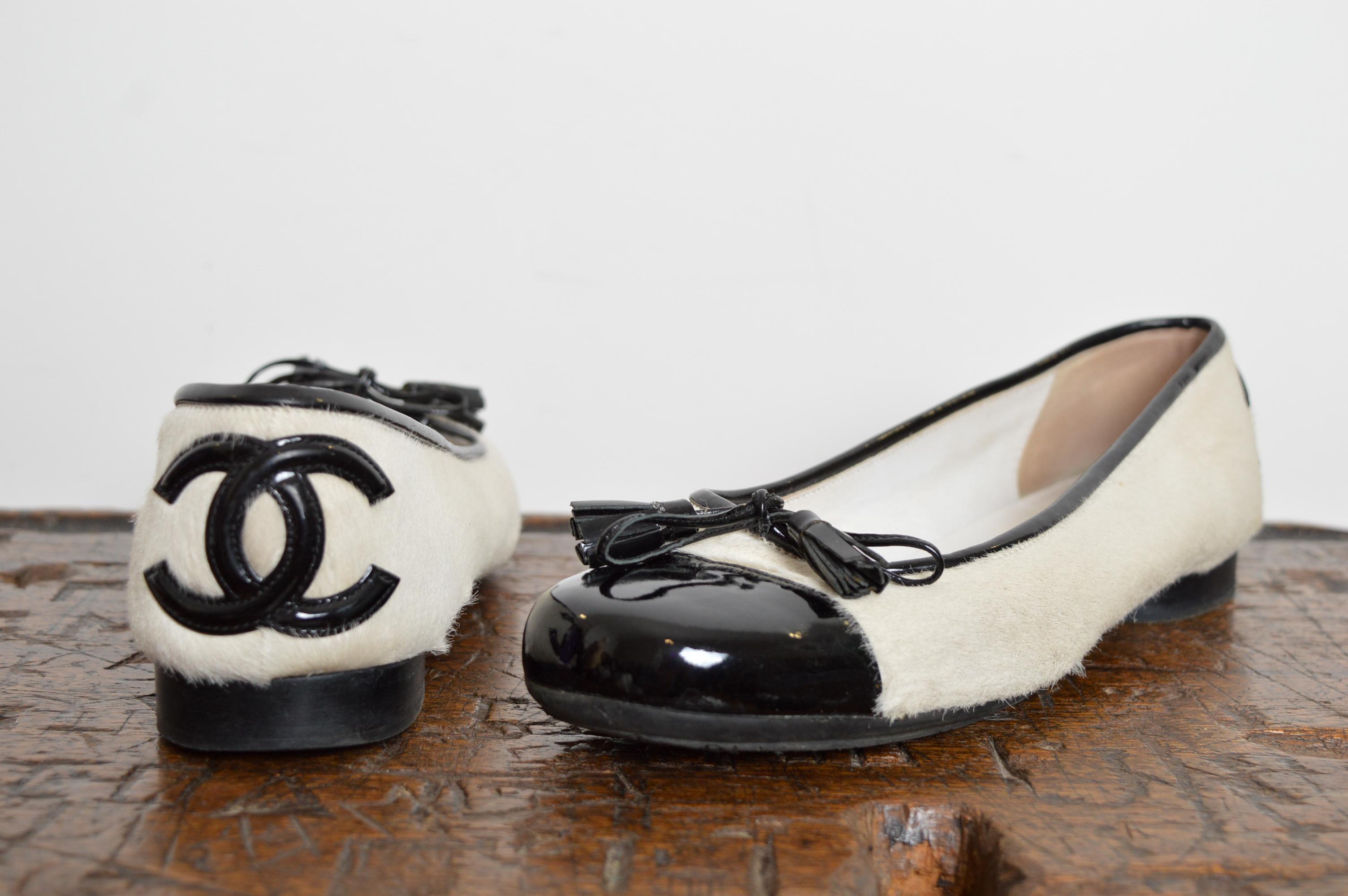 Chanel Karl Lagerfeld for Chanel Y2k in pelle di pony bianca e vernice nera, ballerina in pelle in vendita 6