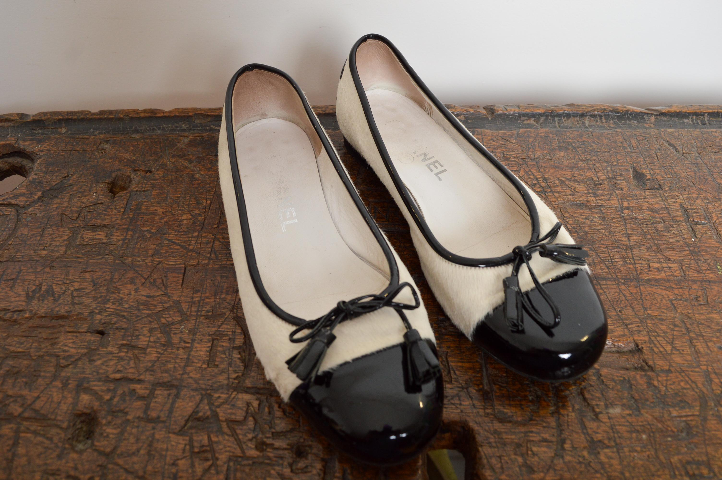 Chanel Karl Lagerfeld for Chanel Y2k in pelle di pony bianca e vernice nera, ballerina in pelle in vendita 7