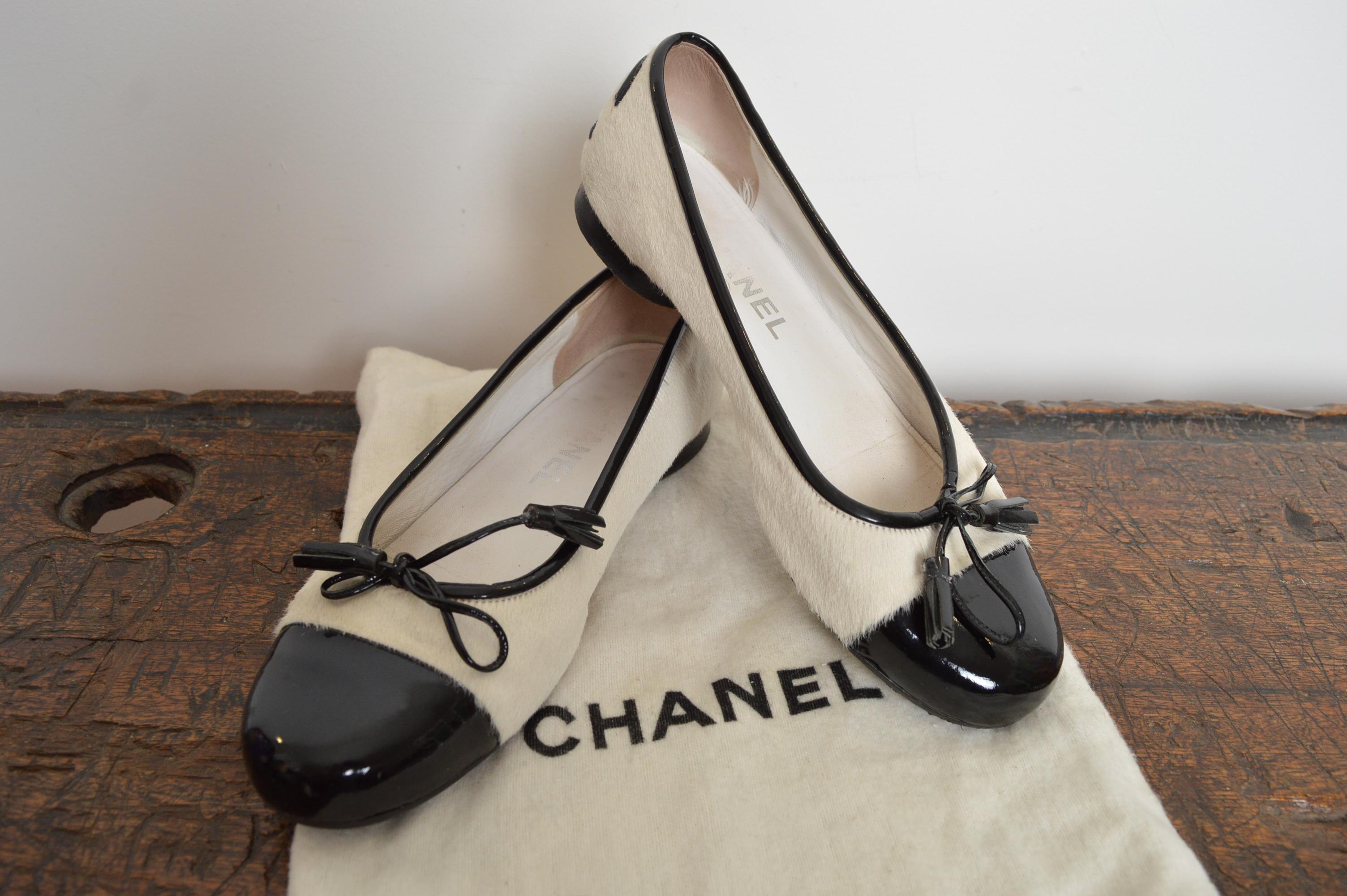 Chanel Karl Lagerfeld for Chanel Y2k in pelle di pony bianca e vernice nera, ballerina in pelle in vendita 11