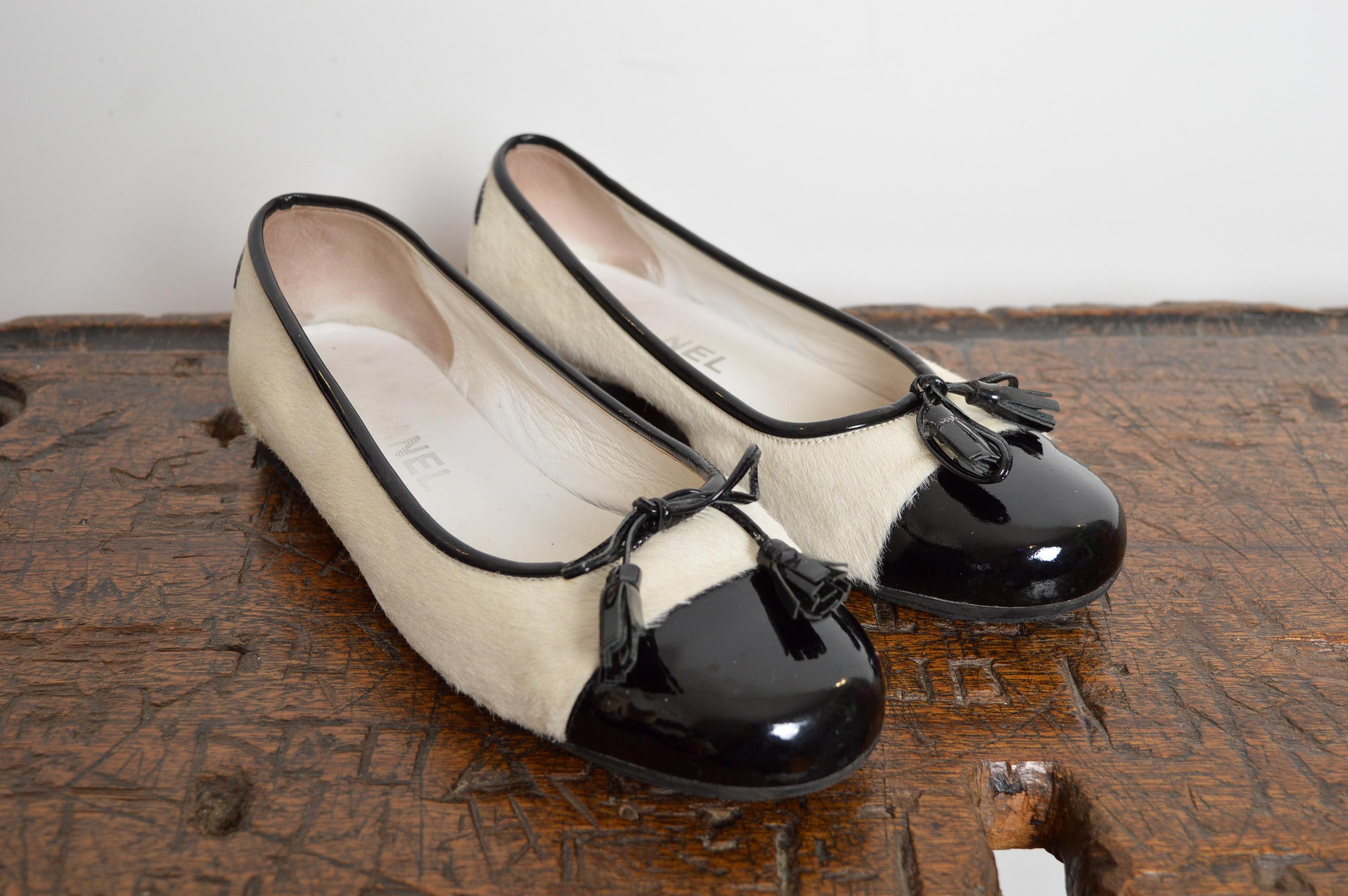 Classic Chanel for Chanel in cavallino bianco e vernice nera, con grande logo CC sul tallone, punta in pelle a contrasto e suola in gomma.
Taglia: UK 4.5 / EU 37.5
Altezza del tacco; suola piatta (0,5 pollici)
Condit; Ottime condizioni nonostante