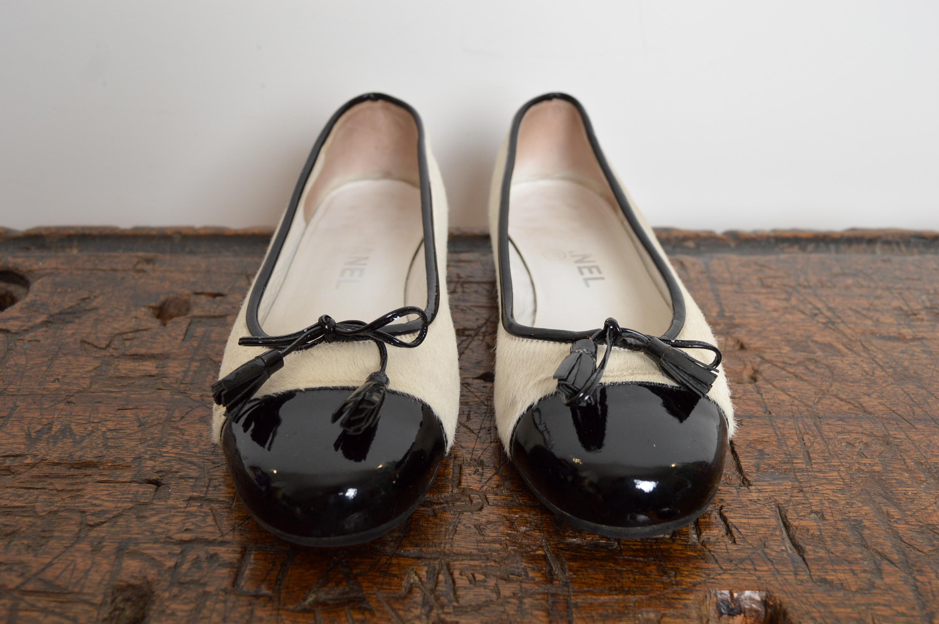 Donna Chanel Karl Lagerfeld for Chanel Y2k in pelle di pony bianca e vernice nera, ballerina in pelle in vendita