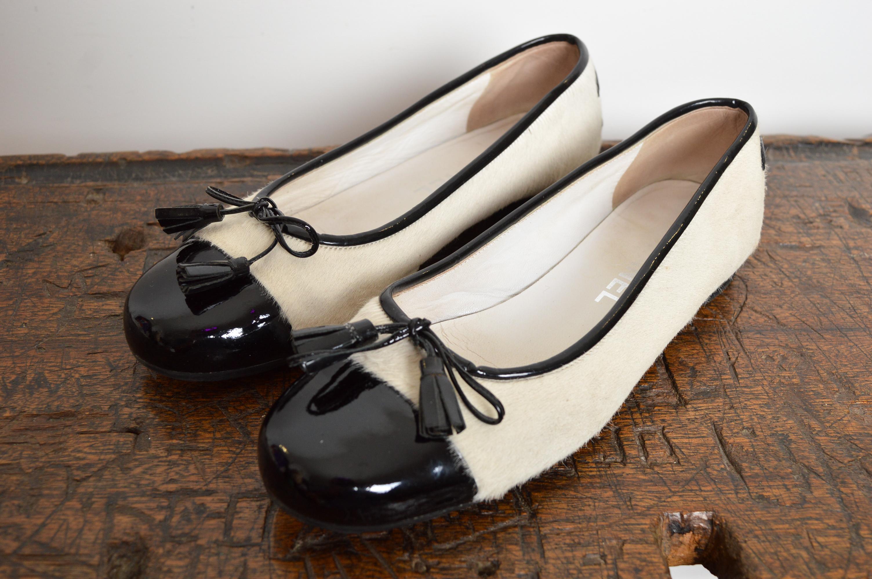 Chanel Karl Lagerfeld for Chanel Y2k in pelle di pony bianca e vernice nera, ballerina in pelle in vendita 1