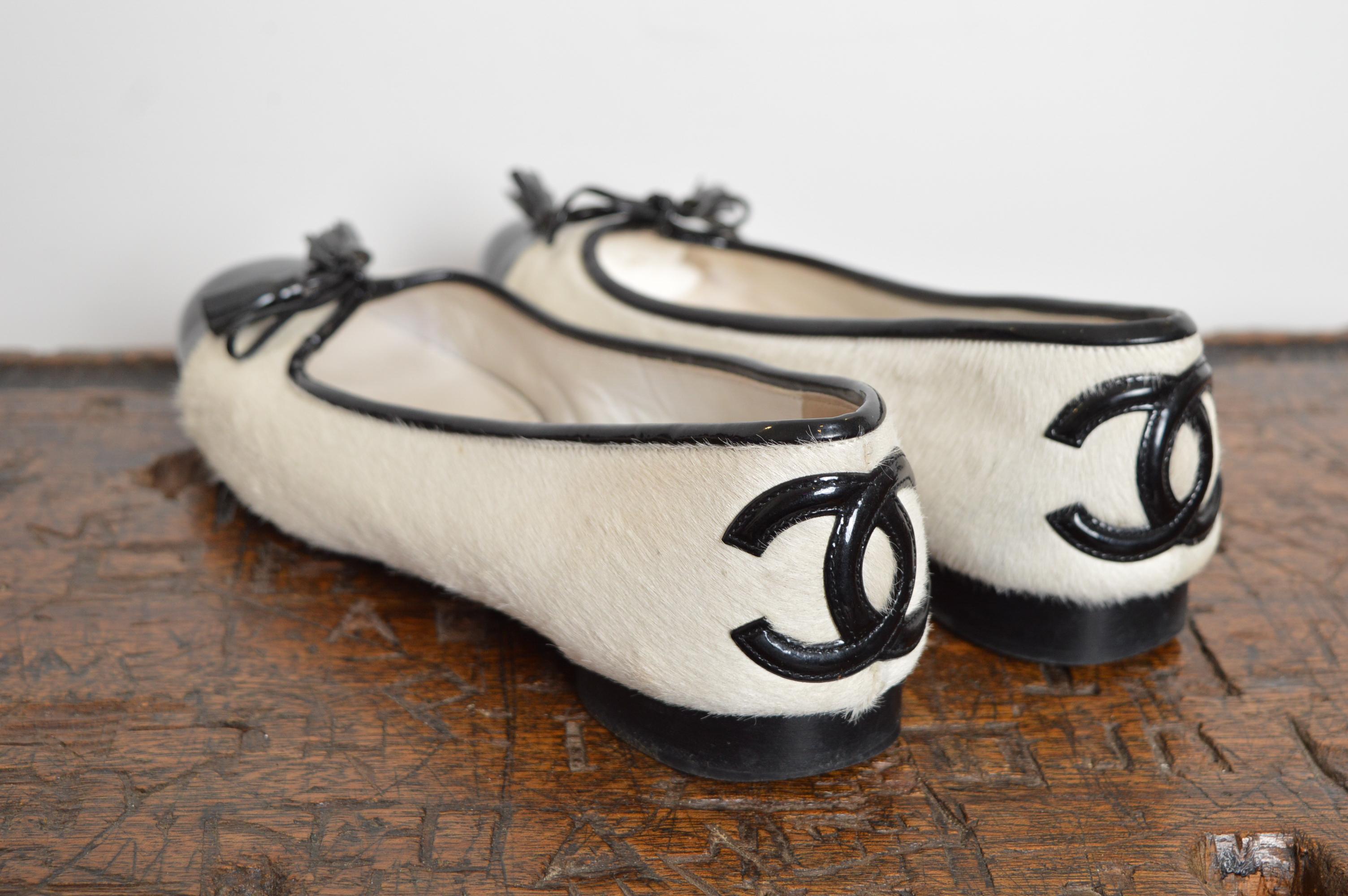 Chanel Karl Lagerfeld for Chanel Y2k in pelle di pony bianca e vernice nera, ballerina in pelle in vendita 4
