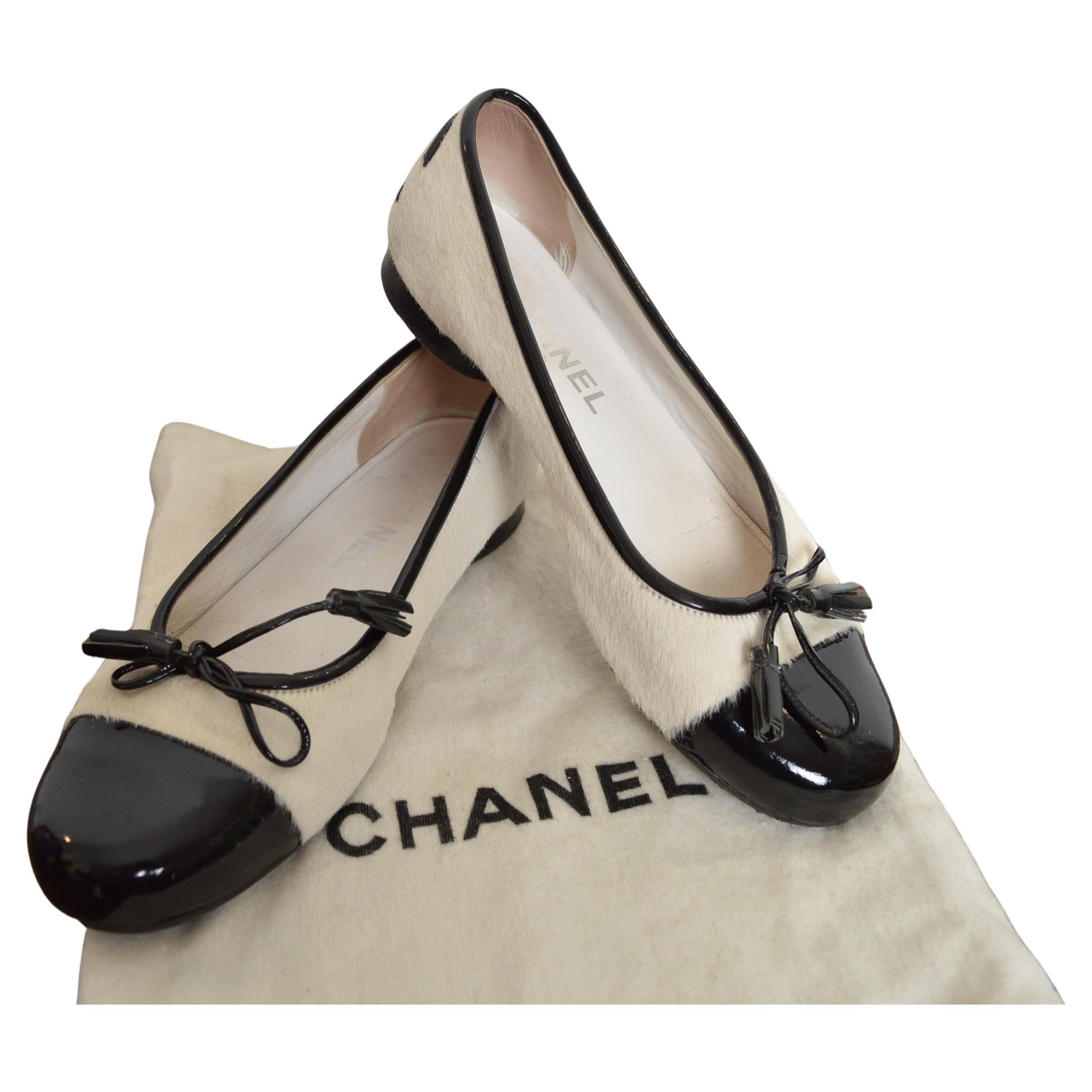 Chanel Karl Lagerfeld for Chanel Y2k in pelle di pony bianca e vernice nera, ballerina in pelle in vendita