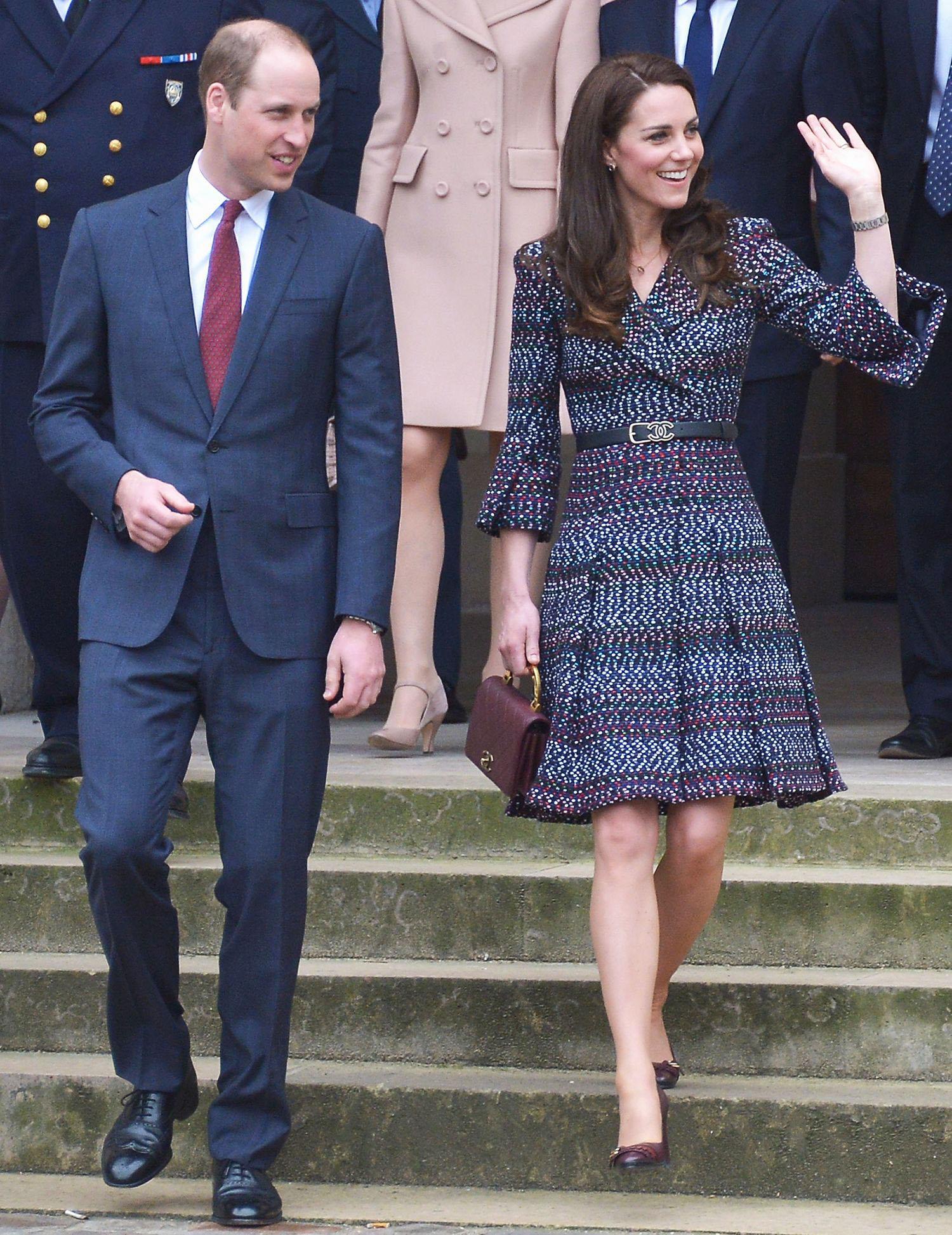 Iconic Chanel tweed dress ~ same style as seen on Kate Middleton!
- brands signature pleated skirt part
- CC logo charm at waist
Size mark 38 FR / Condition: never worn, comes with paper patch