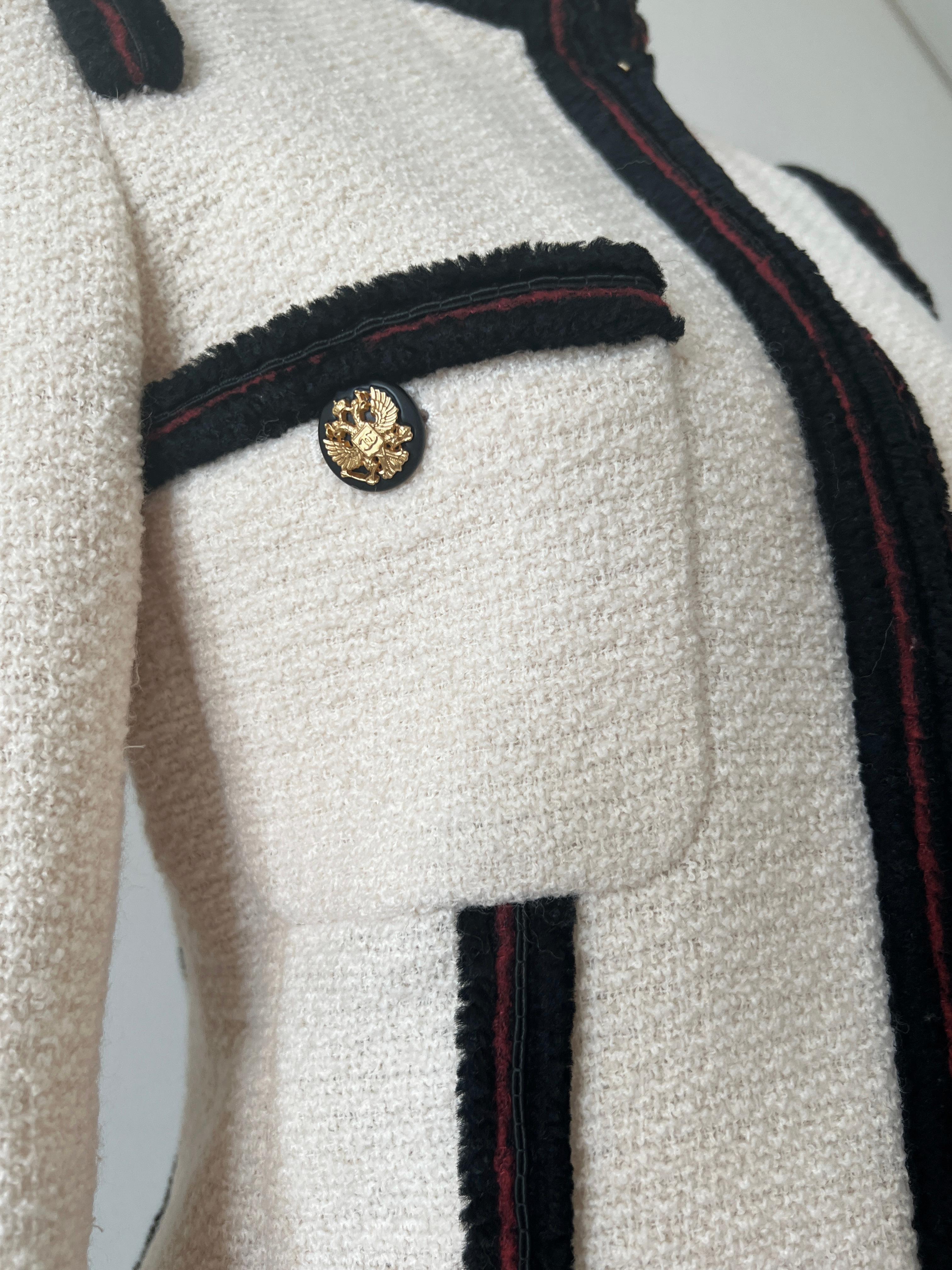 Chanel Kate Moss Iconic CC Anzug aus Tweed mit Knöpfen im Angebot 9