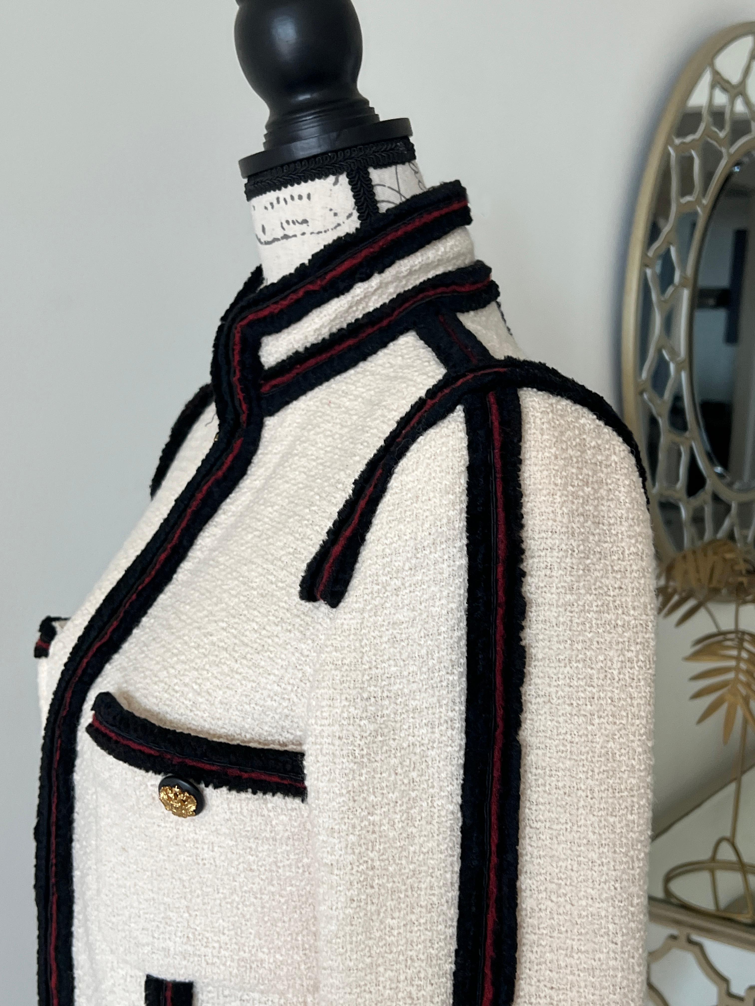 Chanel Kate Moss Iconic CC Anzug aus Tweed mit Knöpfen im Angebot 10