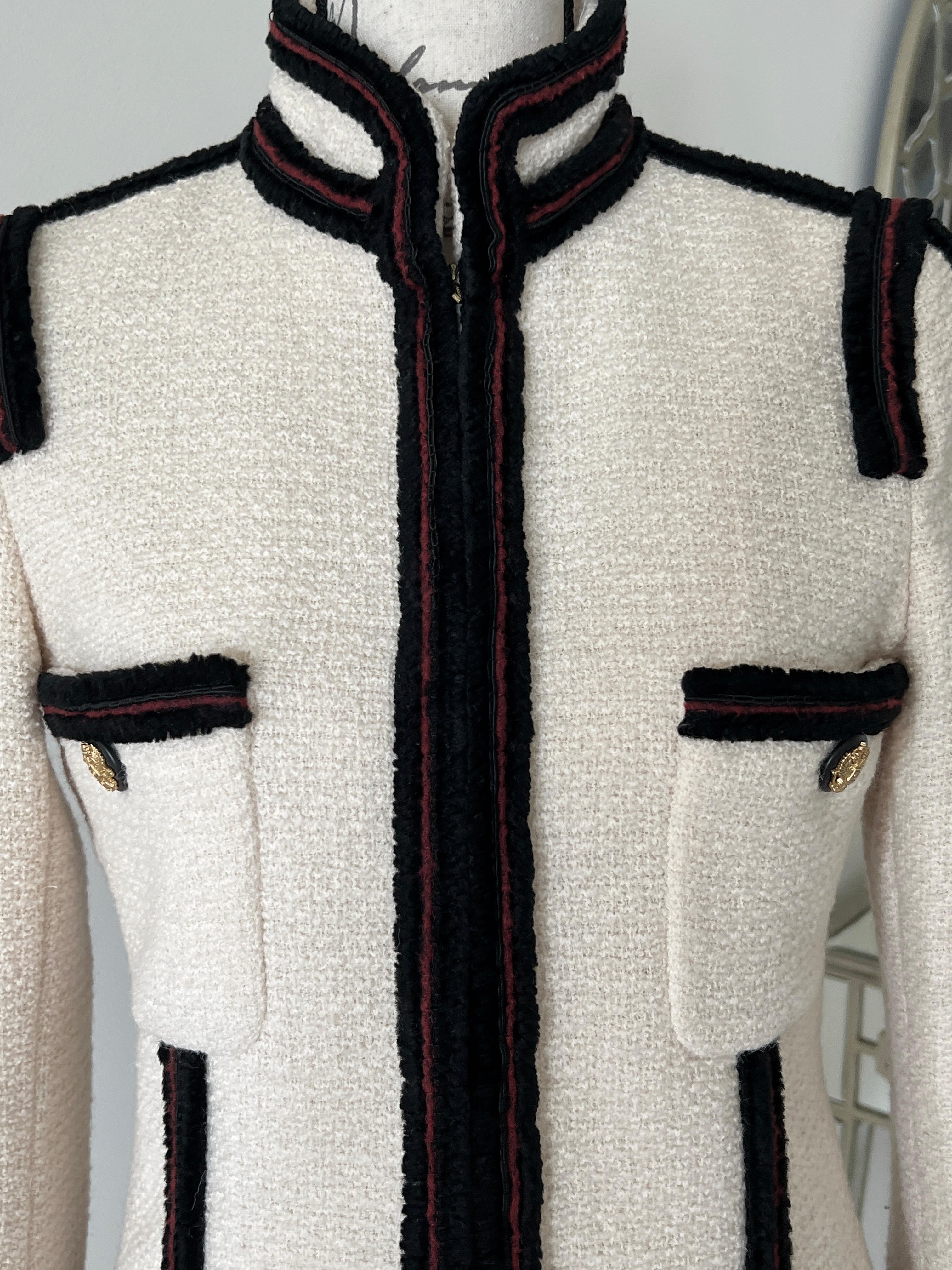 Chanel Kate Moss Iconic CC Anzug aus Tweed mit Knöpfen im Angebot 13