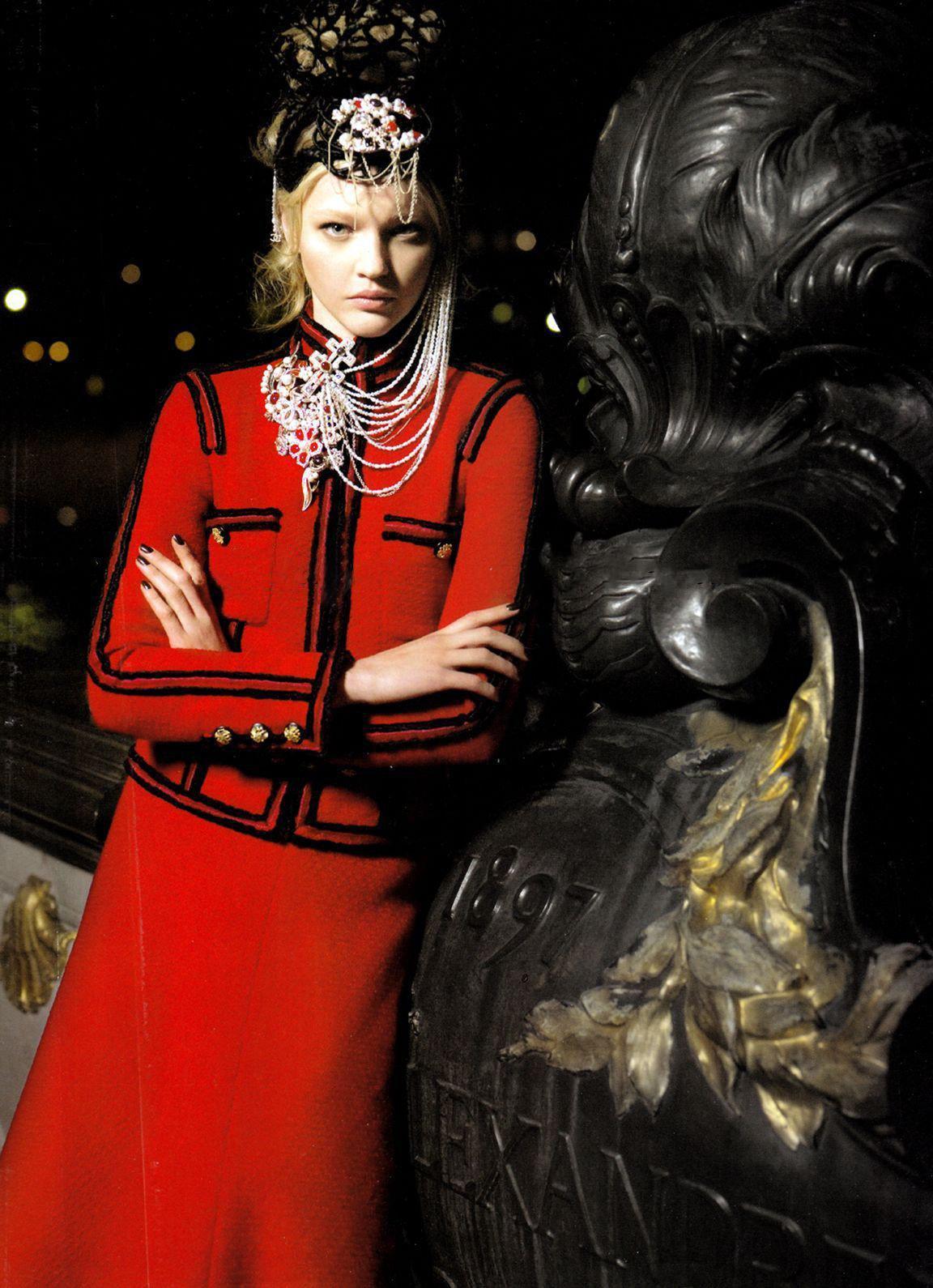 Chanel Kate Moss Iconic CC Anzug aus Tweed mit Knöpfen im Zustand „Hervorragend“ im Angebot in Dubai, AE