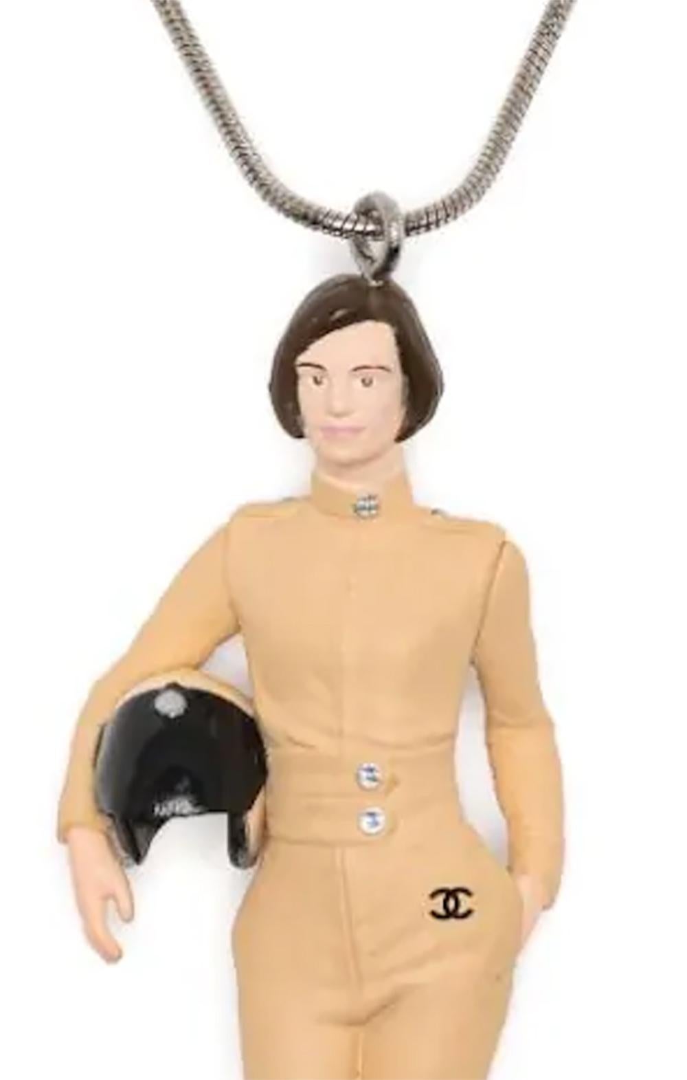 Chanel Keira Knightley Collier pendentif poupée Bon état - En vente à London, GB