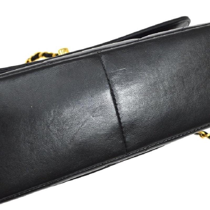 Donna CHANEL Kelly, pelle d'agnello nera trapuntata, borsa a tracolla Chevron con manico superiore