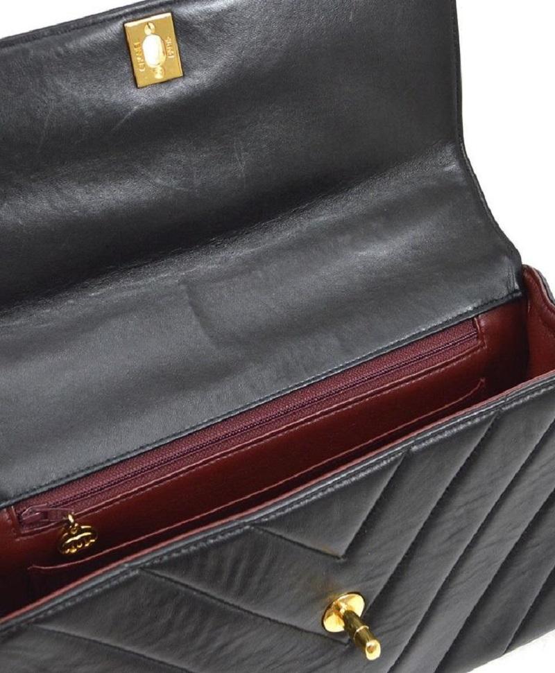 CHANEL Kelly, pelle d'agnello nera trapuntata, borsa a tracolla Chevron con manico superiore 1