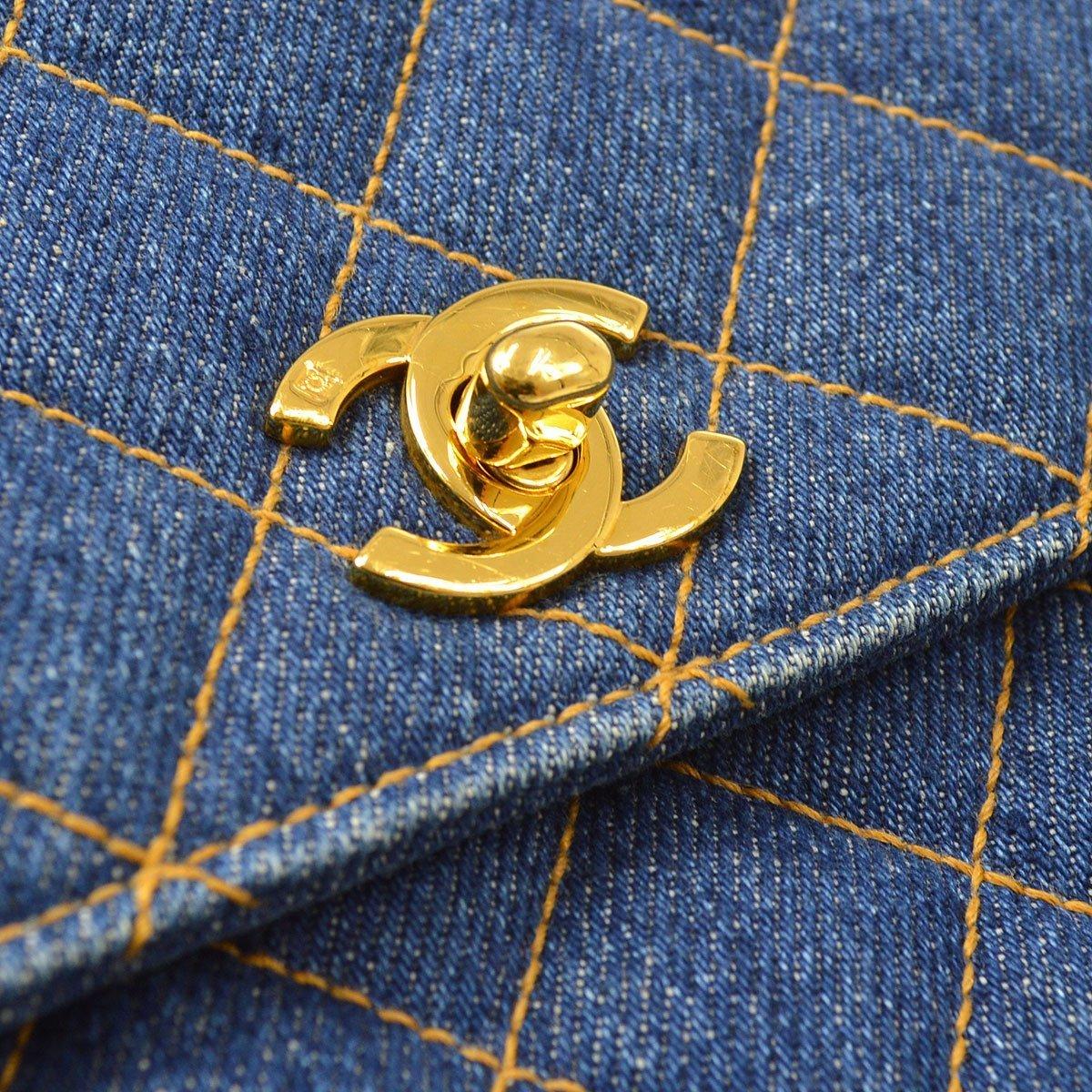 Pre-Owned Vintage Condition
From 1994 Collection
Denim
Gold Tone Hardware
Denim Lining
Measures 10.25