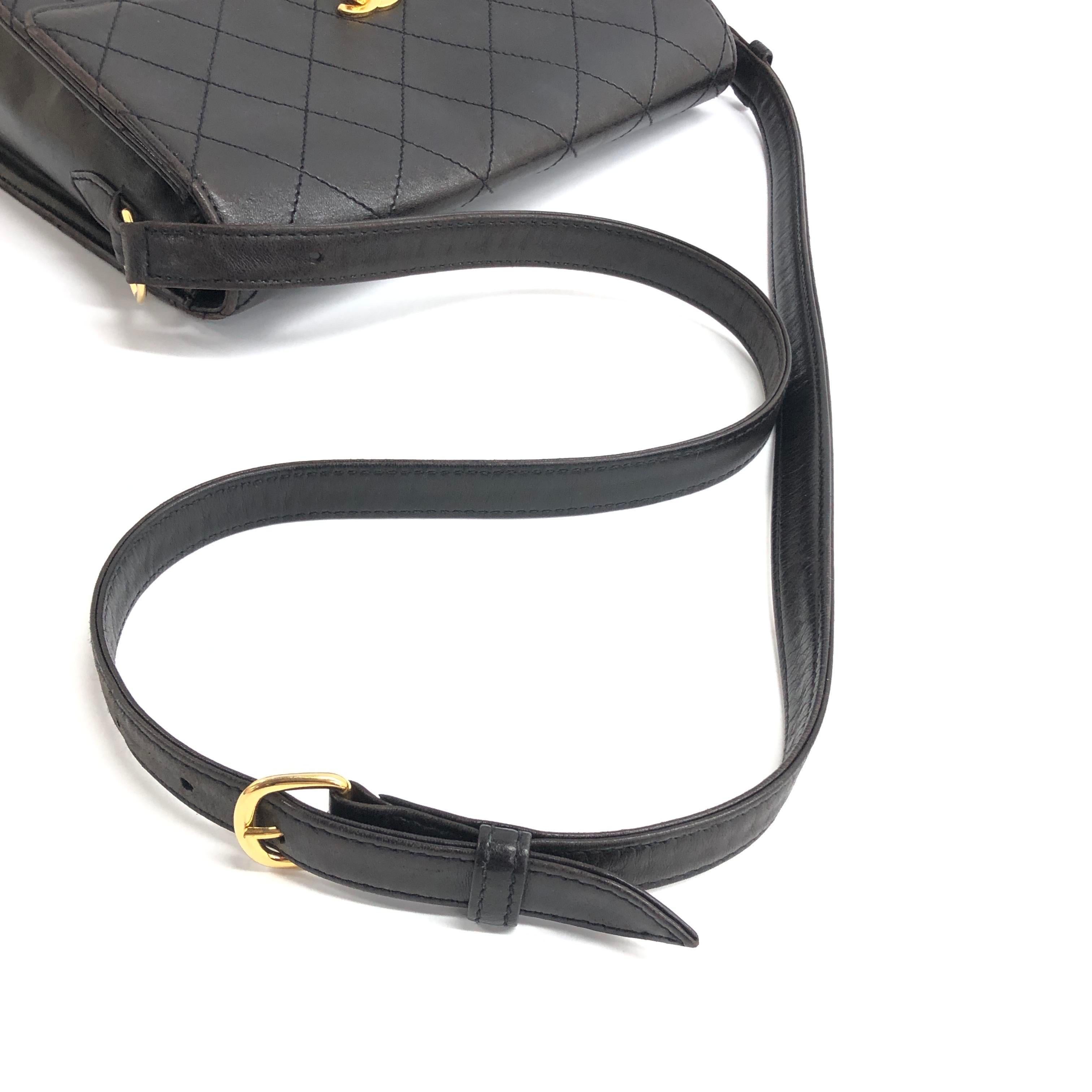 Chanel Bolso con solapa Kelly Piel negra Correa ajustable Herrajes dorados 24k en venta 10
