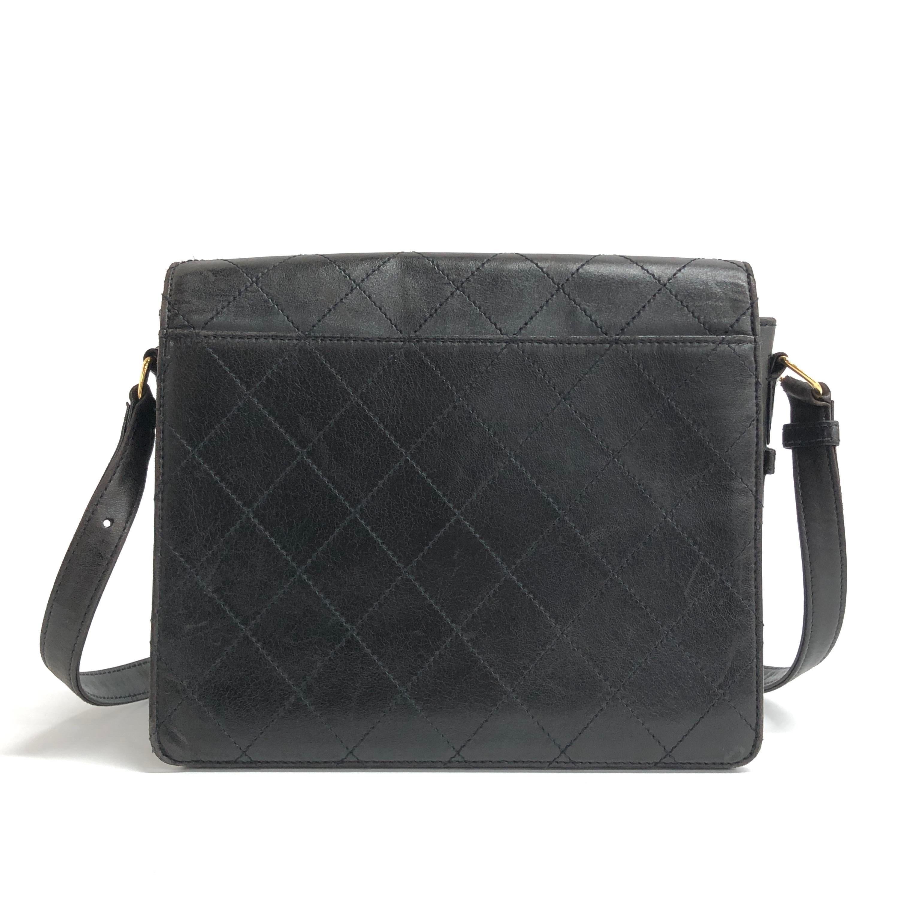 ESTADO: BUENO

Este auténtico bolso vintage de Chanel está en buen estado, con ligeras señales de uso moderado. Arañazos en el cuero del interior exterior y en los herrajes. Rozaduras en las esquinas, los bordes y la correa. Número de serie
