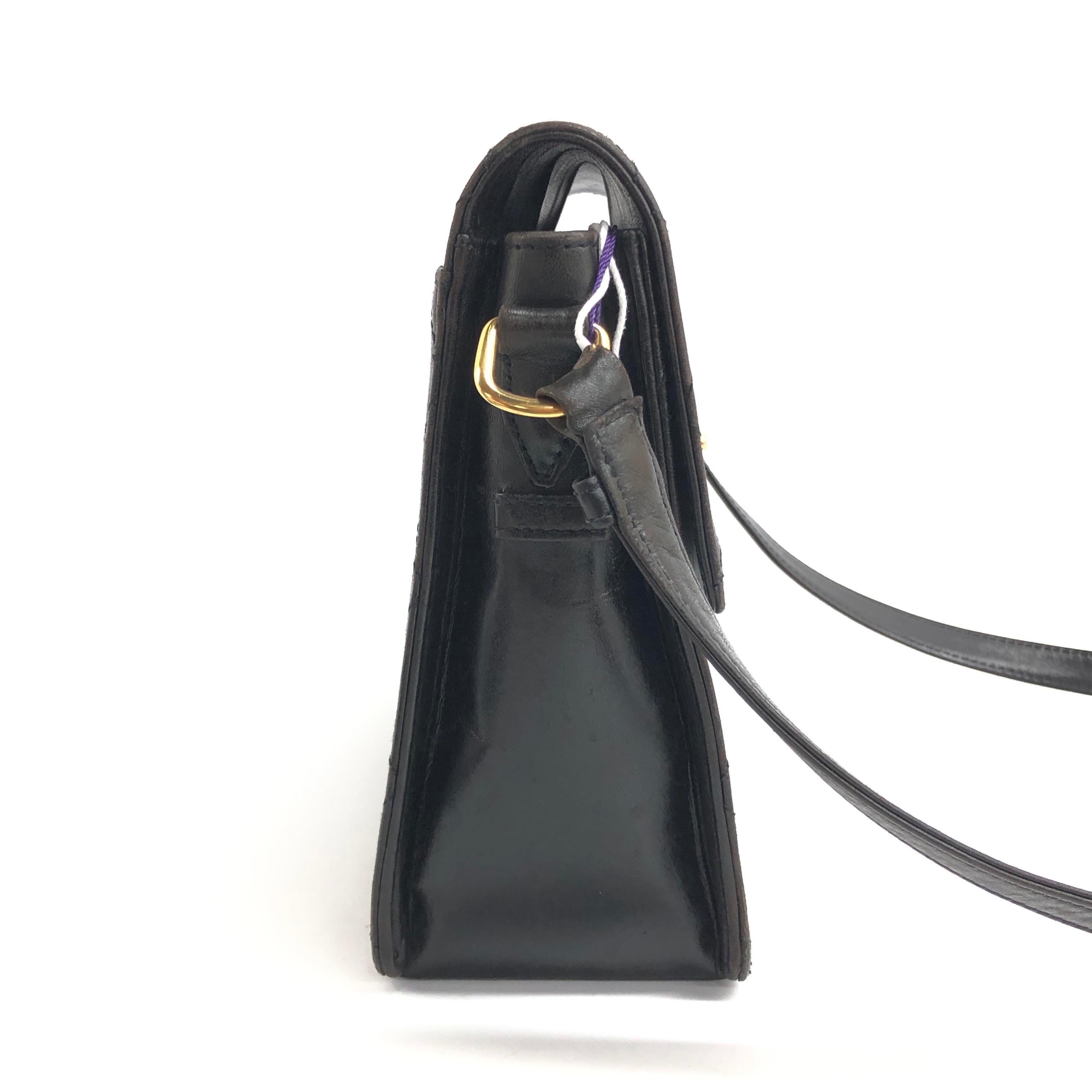 Chanel Bolso con solapa Kelly Piel negra Correa ajustable Herrajes dorados 24k en Bueno estado para la venta en AUBERVILLIERS, FR