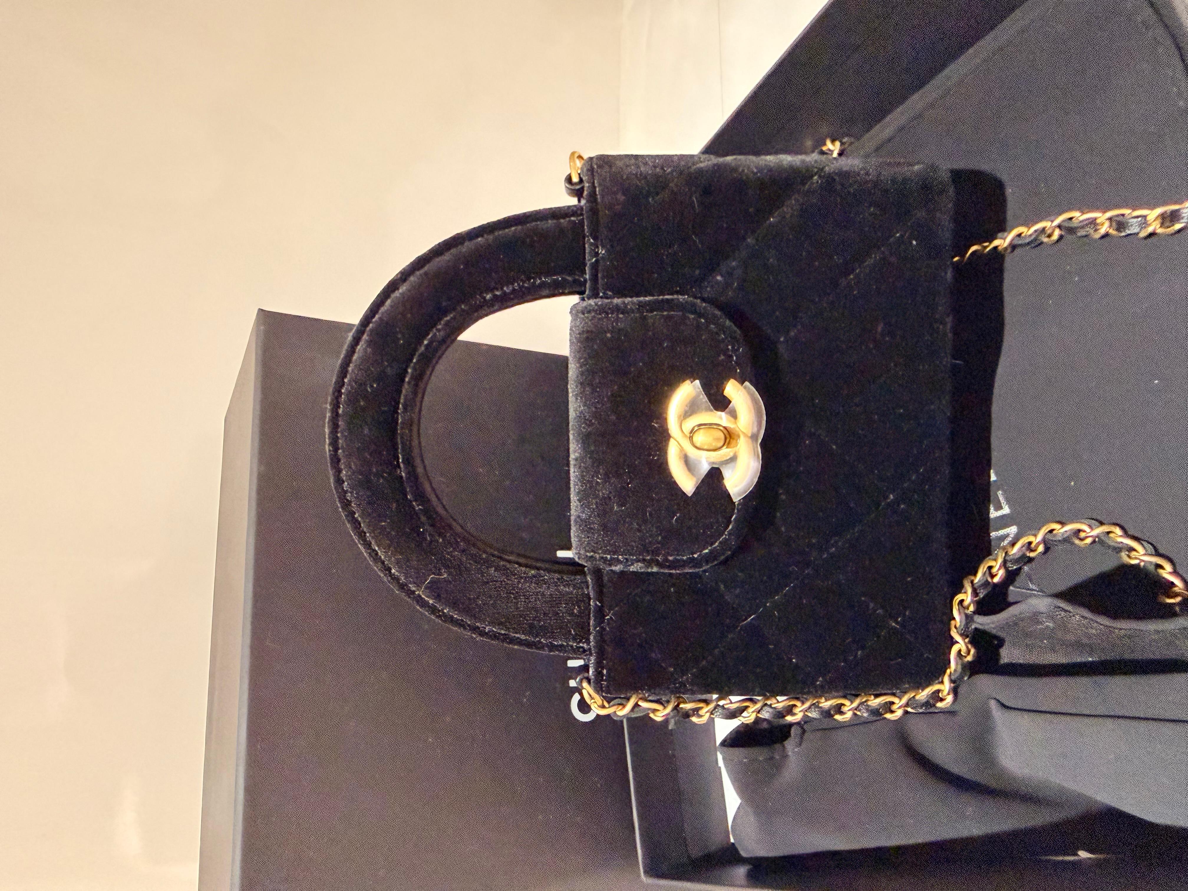 Chanel Kelly Mini Nano Tasche aus schwarzem Samt.
Schwarzes Samtleder außen, goldfarbene Hardware
CC-Drehverschluss, verflochtener Ketten-/Lederriemen Innere Schlupftasche.
Brandneu 
Verkauft mit Box und Staubbeutel

Abmessungen
Höhe 12cm
Breite