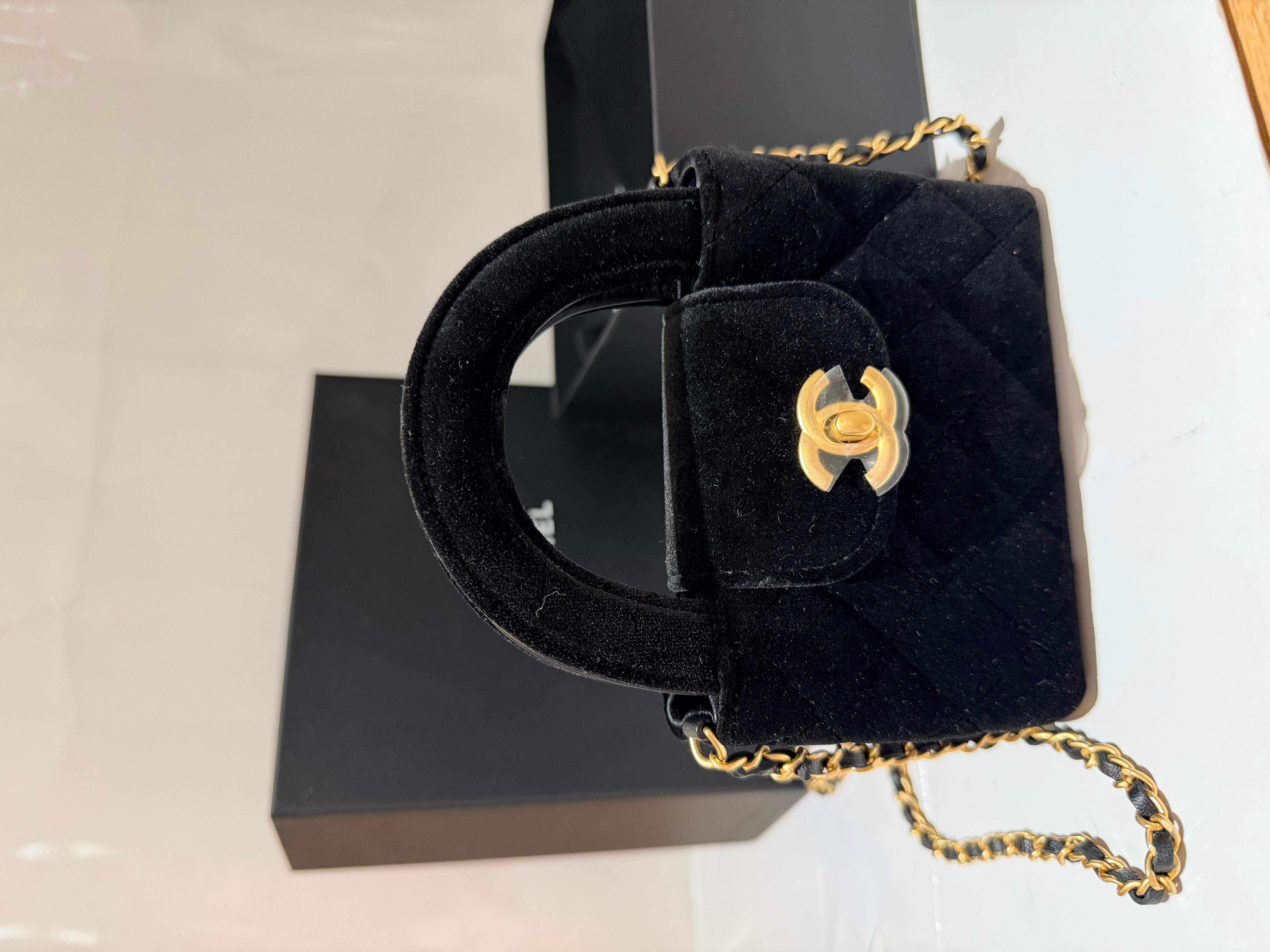 Chanel Kelly Mini Nano Tasche aus schwarzem Samt (Schwarz) im Angebot
