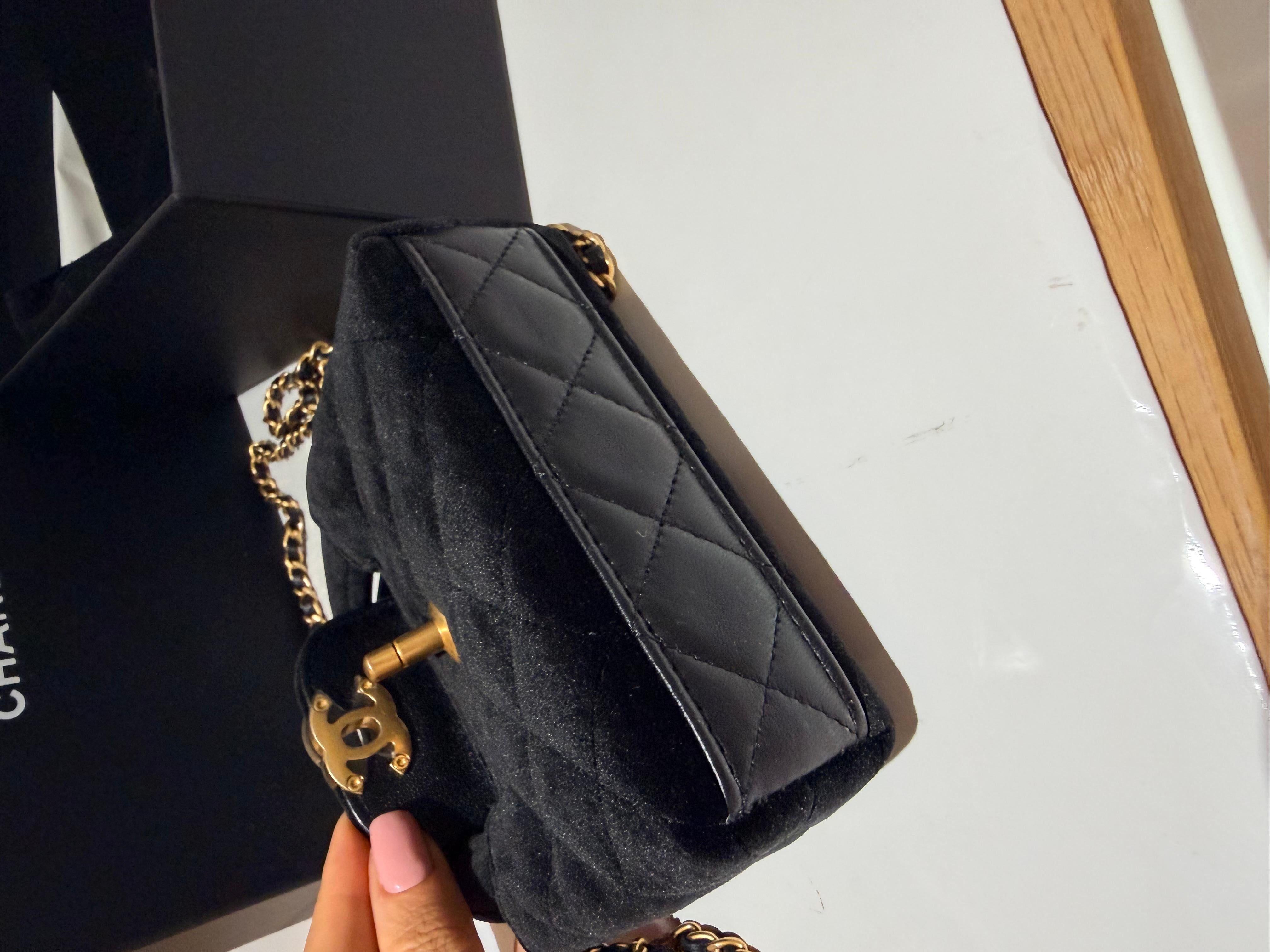 Chanel Kelly Mini Nano Tasche aus schwarzem Samt für Damen oder Herren im Angebot