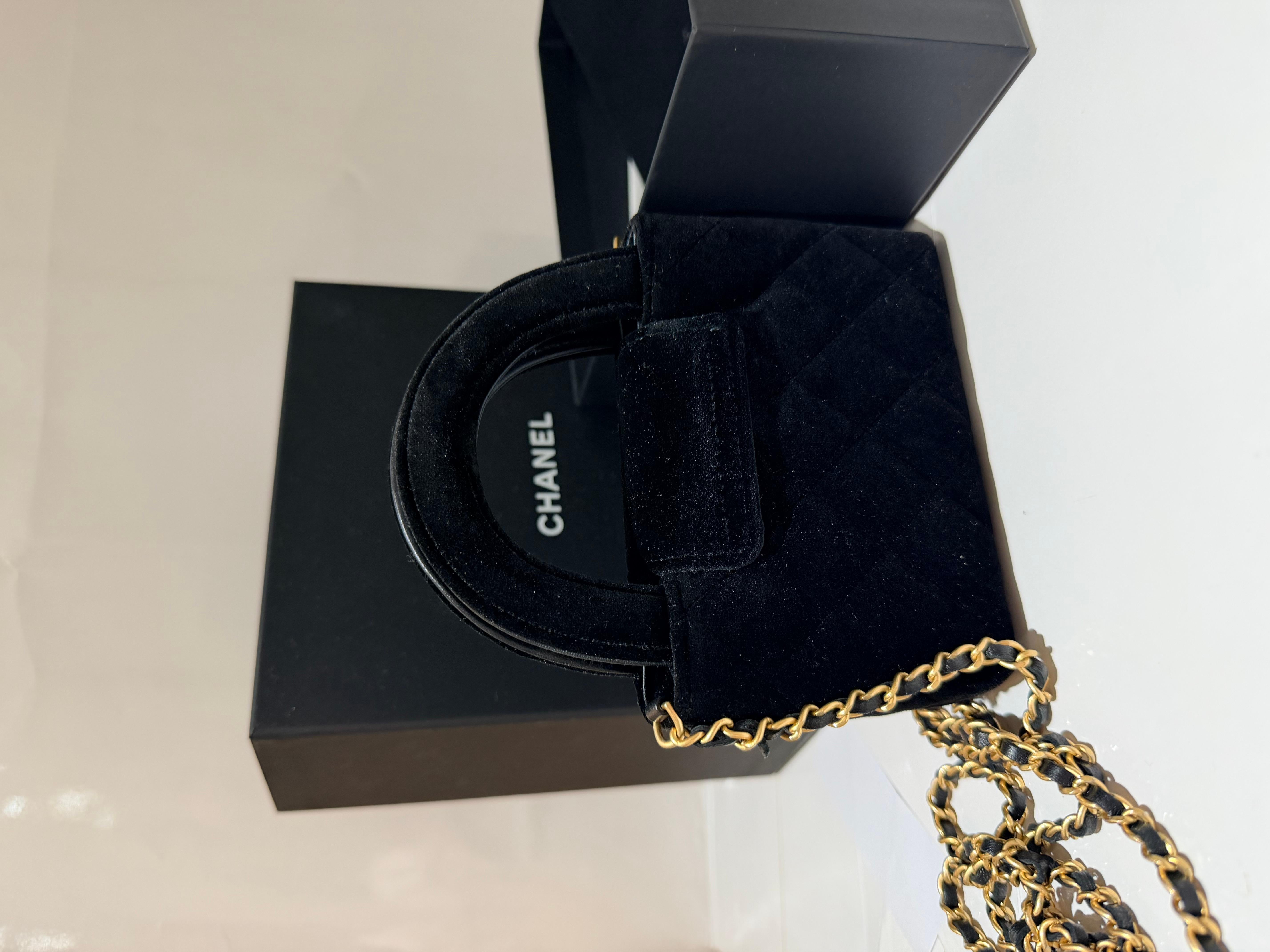 Chanel Kelly Mini Nano Tasche aus schwarzem Samt im Angebot 1
