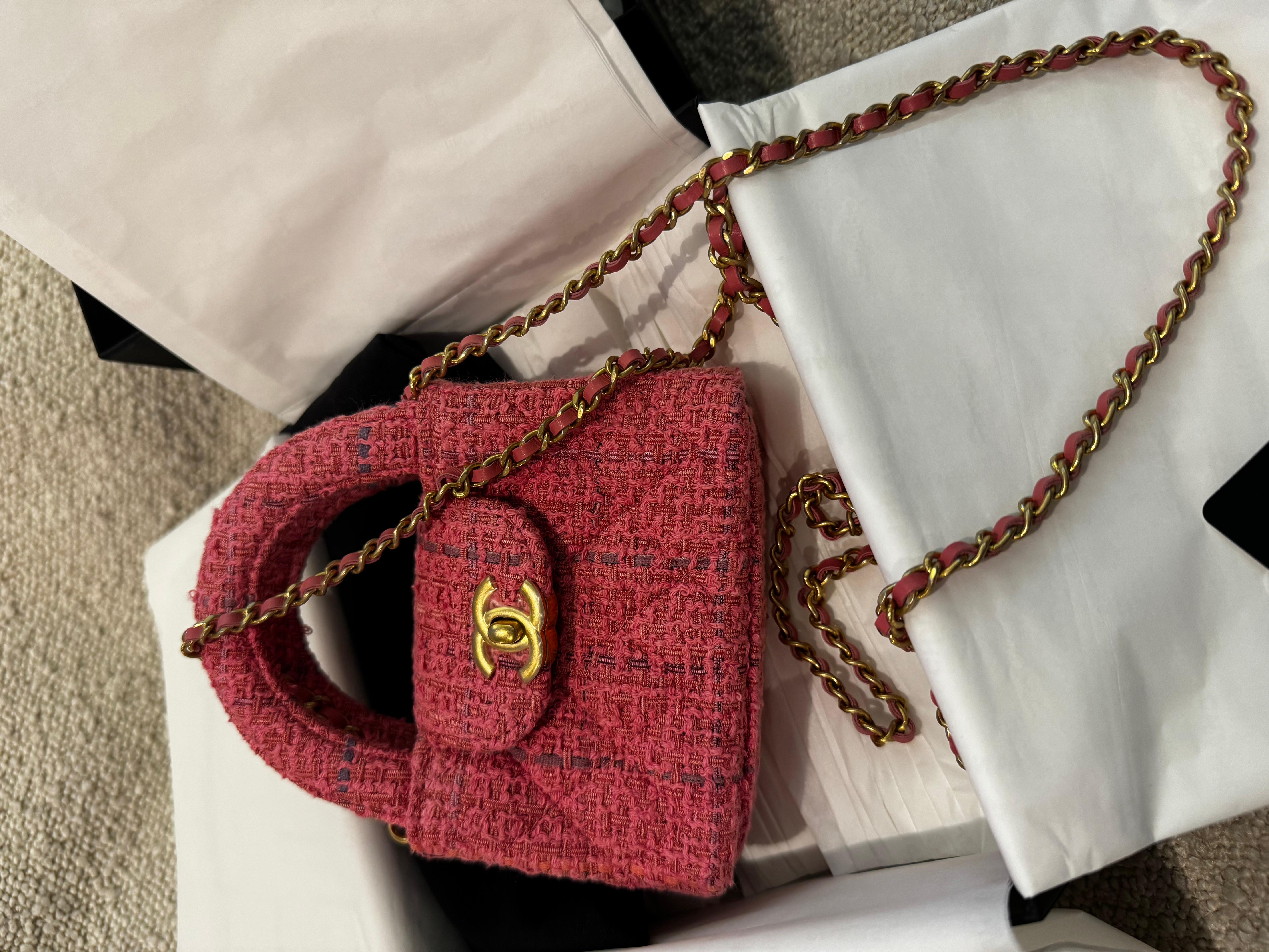 Chanel Rich Pink purple stripe Tweed Kelly bag.
Chanel beautiful tweed with gold hardware kelly shopping bag. 24 collection. So rare and never done before in tweed!
Comes with all original Chanel packaging, included dustbag, box, ribbon and camellia