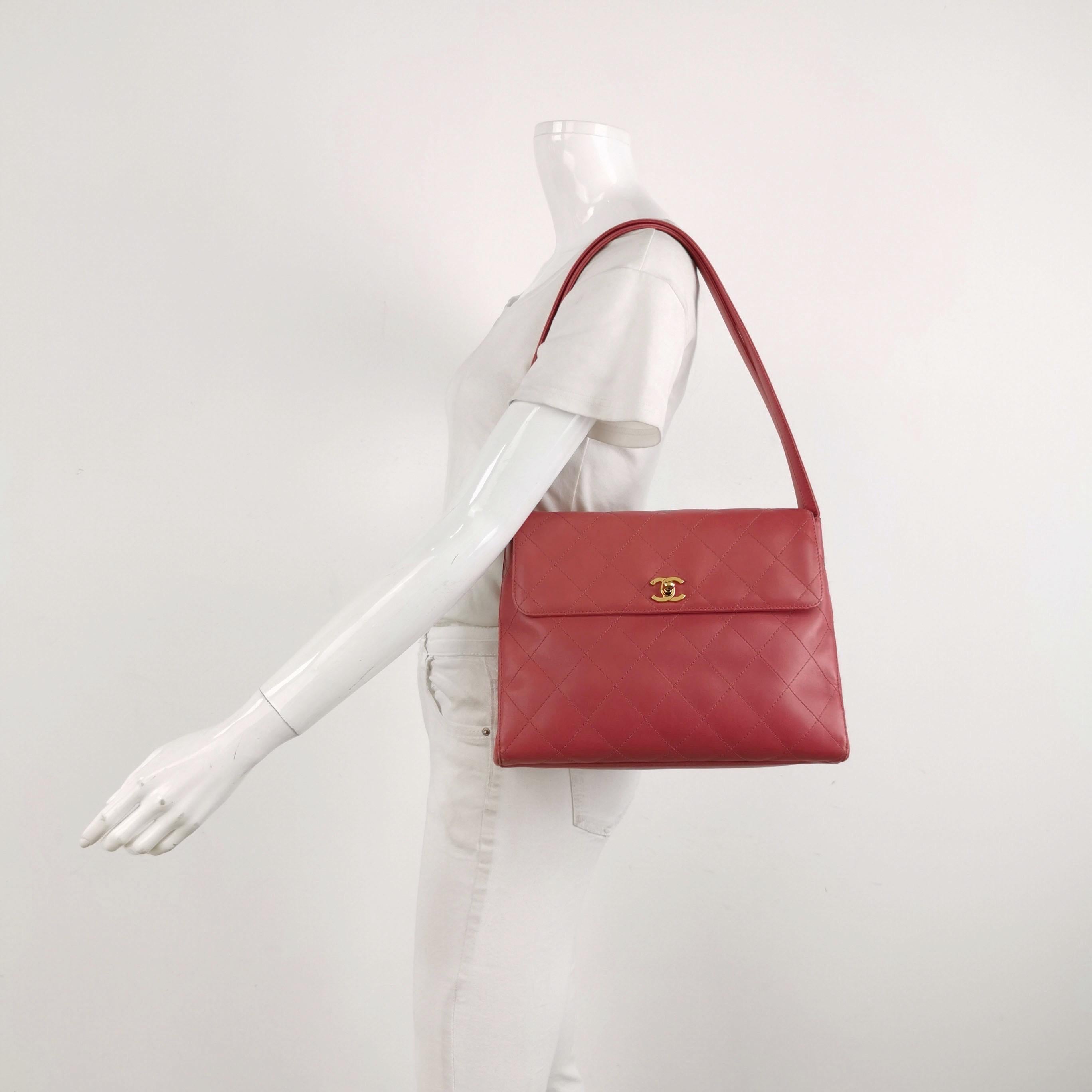 CONDIT: Sehr gut

Diese authentische Vintage Chanel Tasche ist in sehr gutem Zustand mit mäßigen Gebrauchsspuren im gesamten. An den Ecken berieben. Kratzer an der Hardware. Kratzer und leichte Dellen auf dem Leder. 

DETAILS 

Ca.