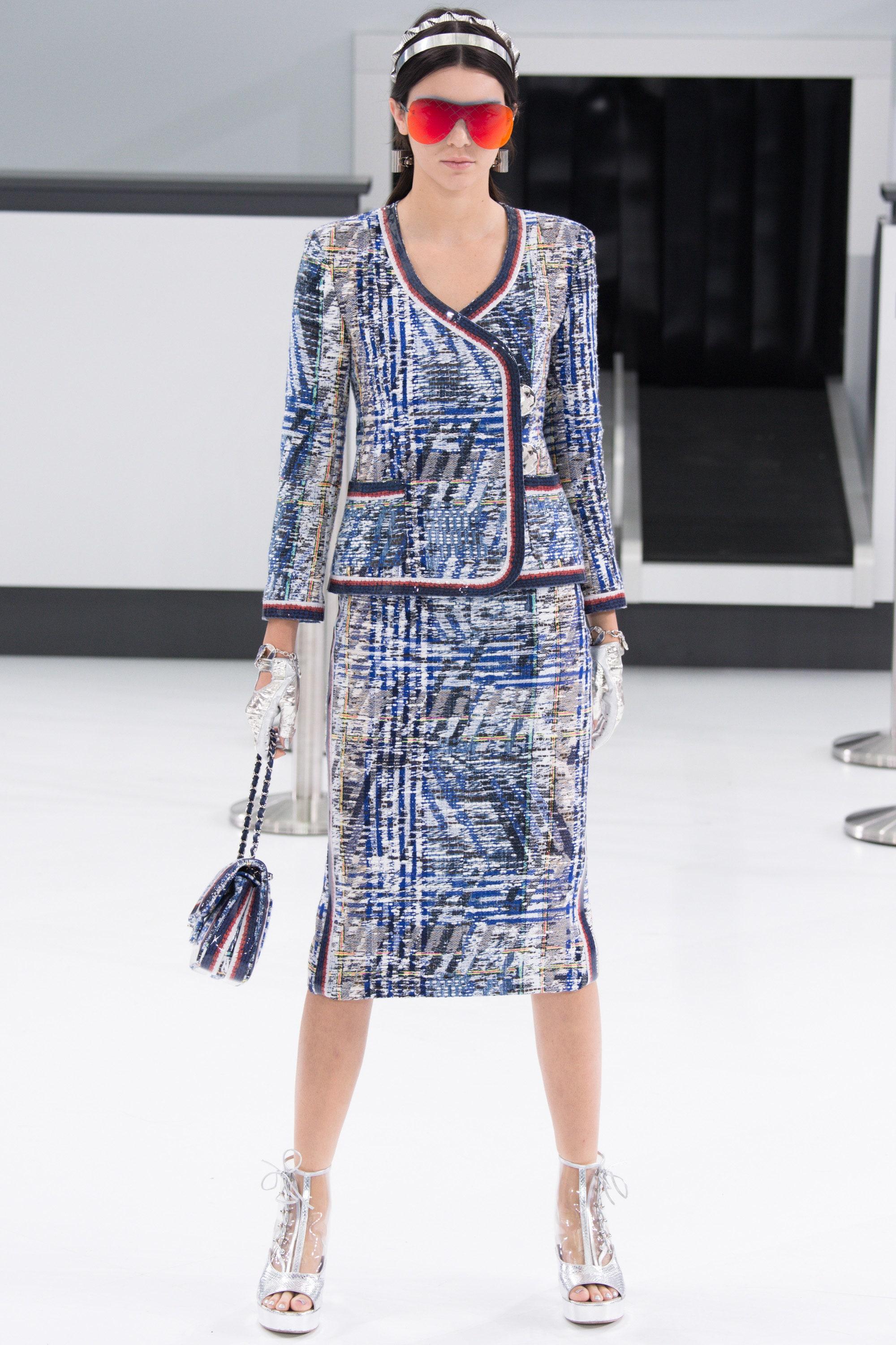 New Chanel blue lesage tweed jacket ~ as seen on Kendall Jenner on the Runway of AIRLINES Collection ~ bestseller jacket of this Fashion Show!
- seen on many magazine cover and on celebs like Miroslava Duma
Size mark 36 FR / Condition: kept unworn
-