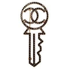 Chanel Schlüssel-Brosche mit Strasssteinen verziert 