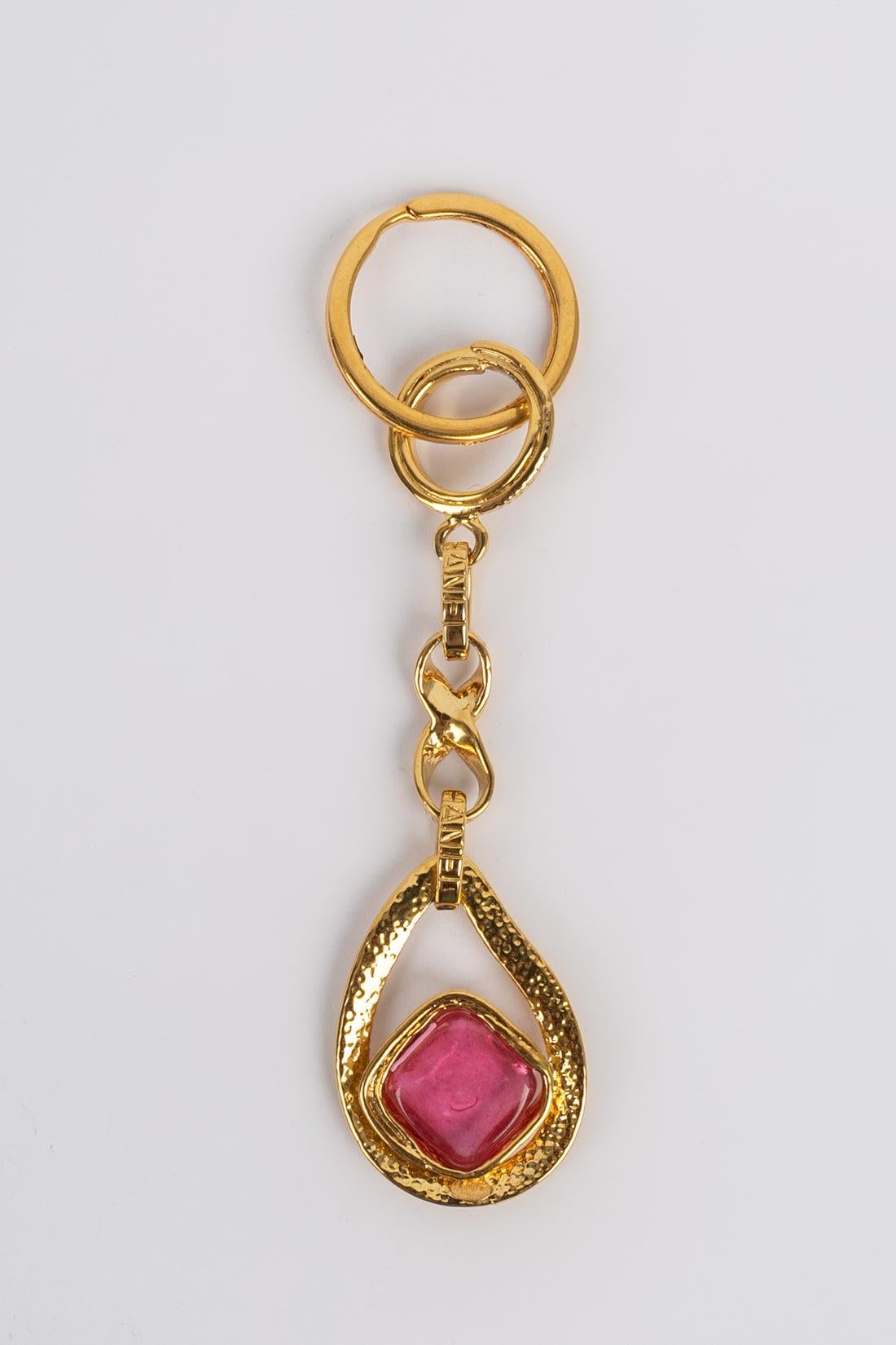 Chanel - (Made in France) Keychain in gilded metal and glass paste cabochons. Spring-Summer 1996 collection.

Additional information: 
Dimensions: Length: 12.3 cm
Condition: Very good condition
Seller Ref number: BARB10