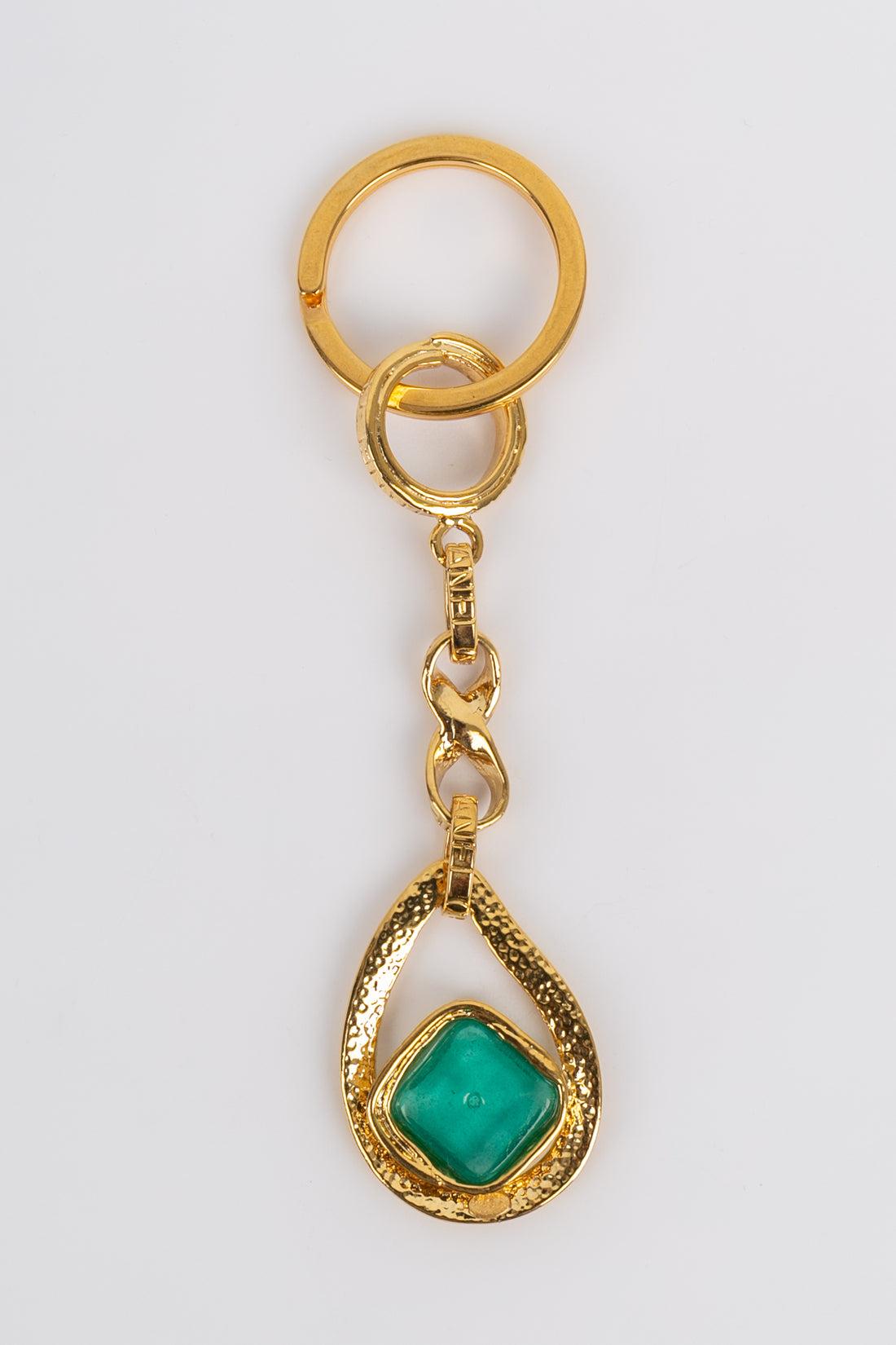 Chanel - (Made in France) Keychain in gilded metal and glass paste cabochons. Spring-Summer 1996 collection.

Additional information: 
Dimensions: Length: 12.3 cm
Condition: Very good condition
Seller Ref number: BARB1