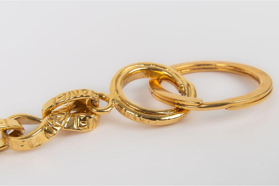 Marron Porte-clés Chanel en métal doré et cabochons de pâte de verre en vente