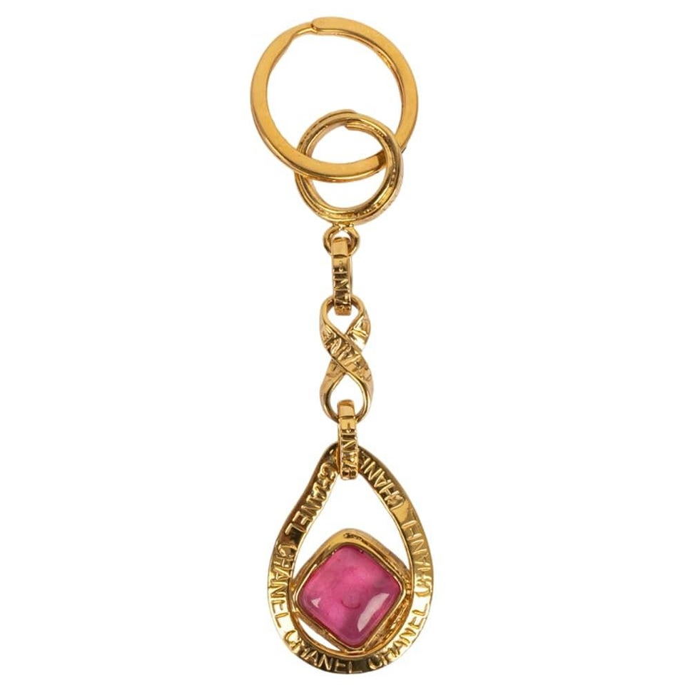 Porte-clés Chanel en métal doré et cabochons de pâte de verre