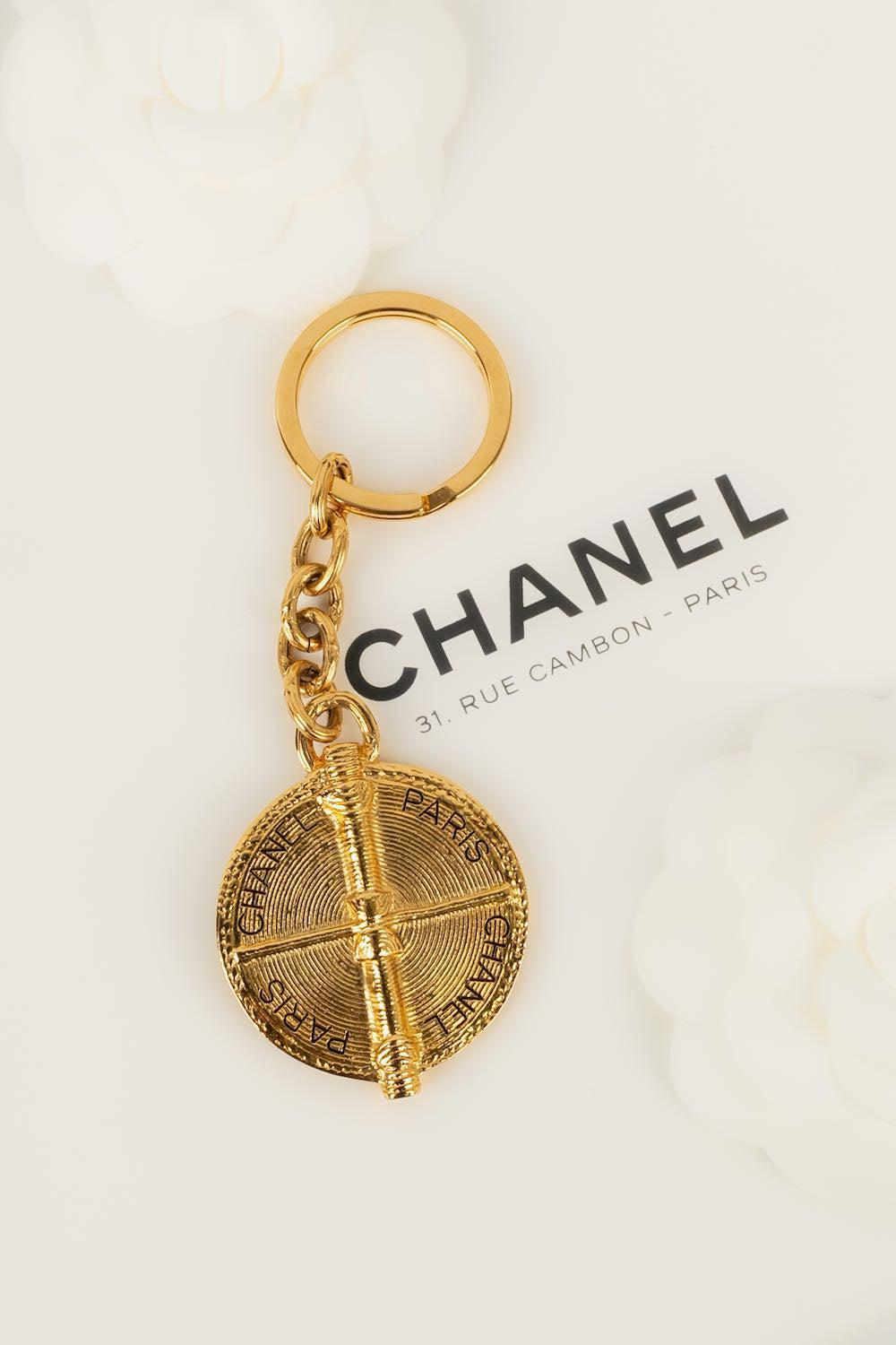 Chanel - (Made in France) Porte-clés en métal doré. Collectional de l'automne/hiver 1996.

Informations complémentaires : 

Dimensions : 
Hauteur : 12 cm

Condit : 
Très bon état.
Numéro de référence du vendeur : BRB151