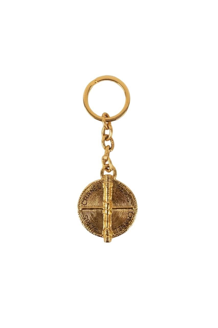 Chanel Schlüsselanhänger aus Goldmetall im Zustand „Hervorragend“ im Angebot in SAINT-OUEN-SUR-SEINE, FR