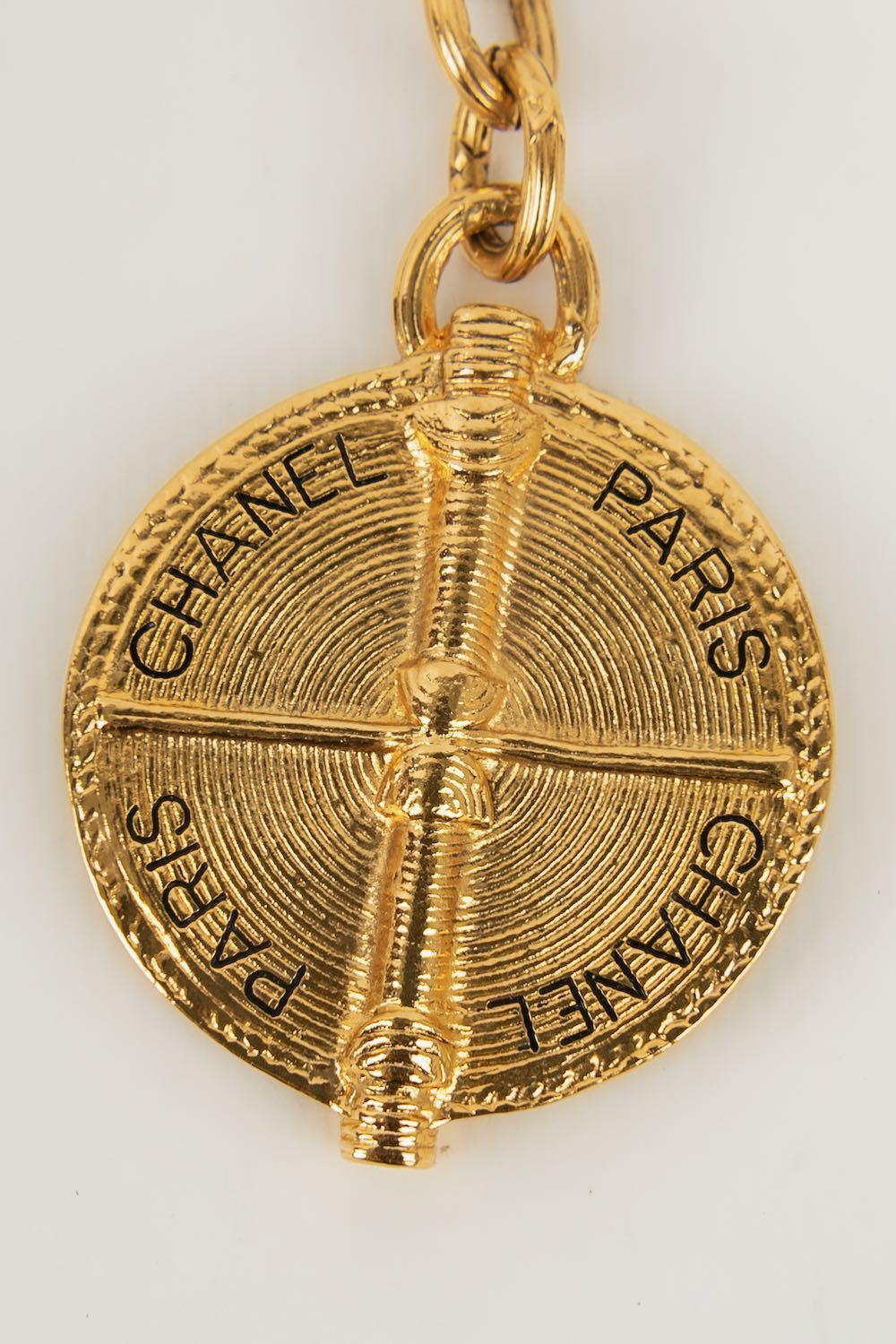 Chanel Schlüsselanhänger aus Goldmetall im Angebot 1