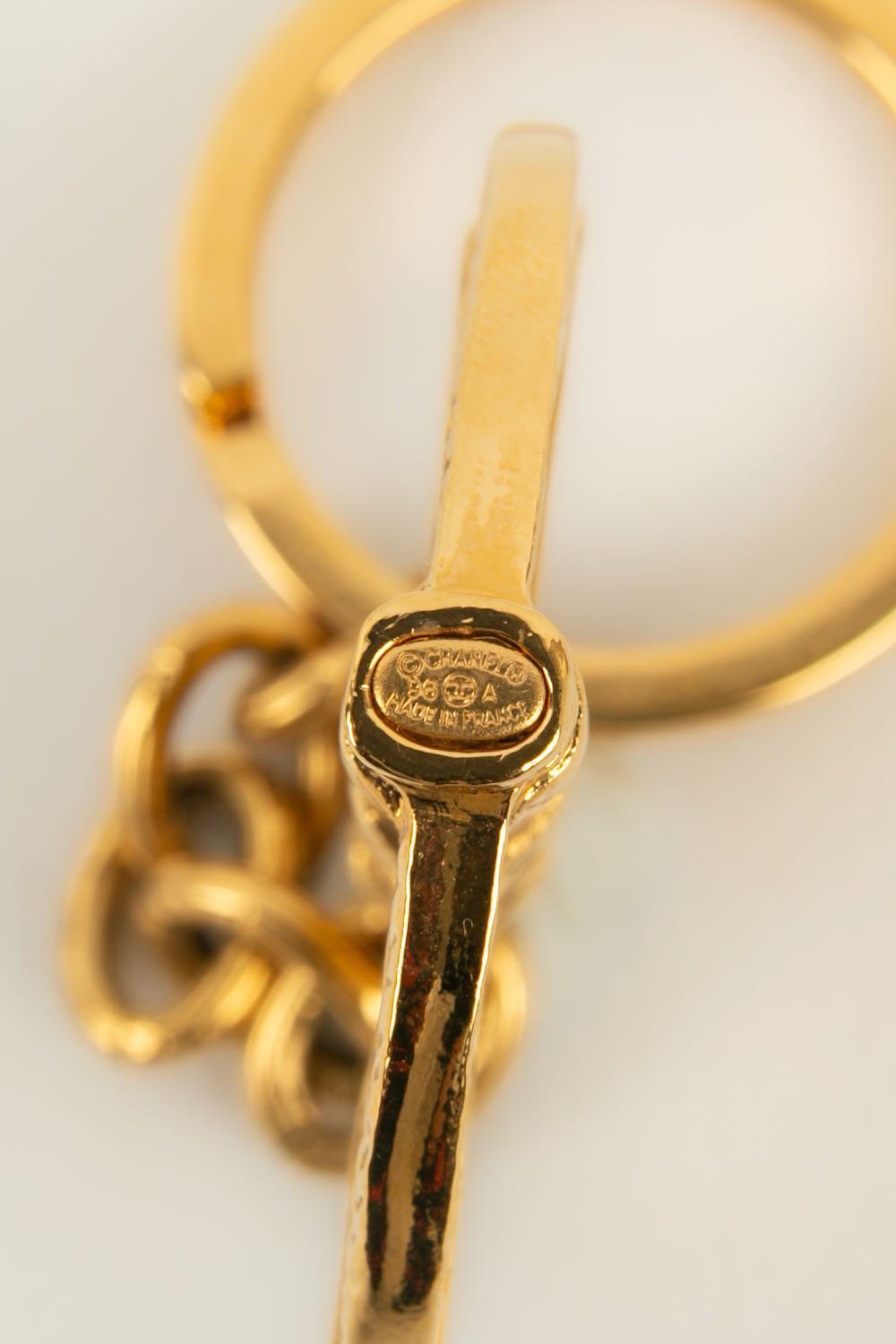 Chanel Keychain in Gold Metal For Sale 2