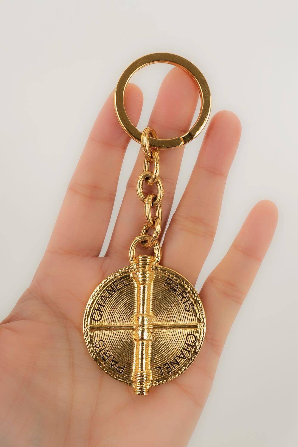 Chanel Schlüsselanhänger aus Goldmetall im Angebot 3