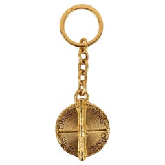 Llavero Chanel en metal dorado