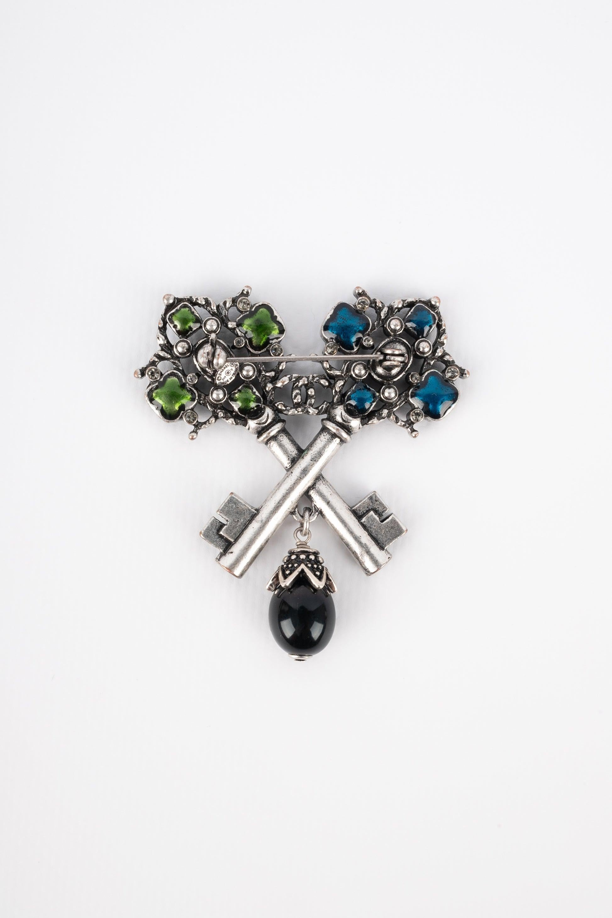 Chanel - (Made in France) Enameled silvery metal brooch representing two keys. 2017 Collection.

Additional information: 
Condition: Very good condition
Dimensions: 5.5 cm x 6 cm
Period: 21st Century
 
Seller Reference: BrB111
