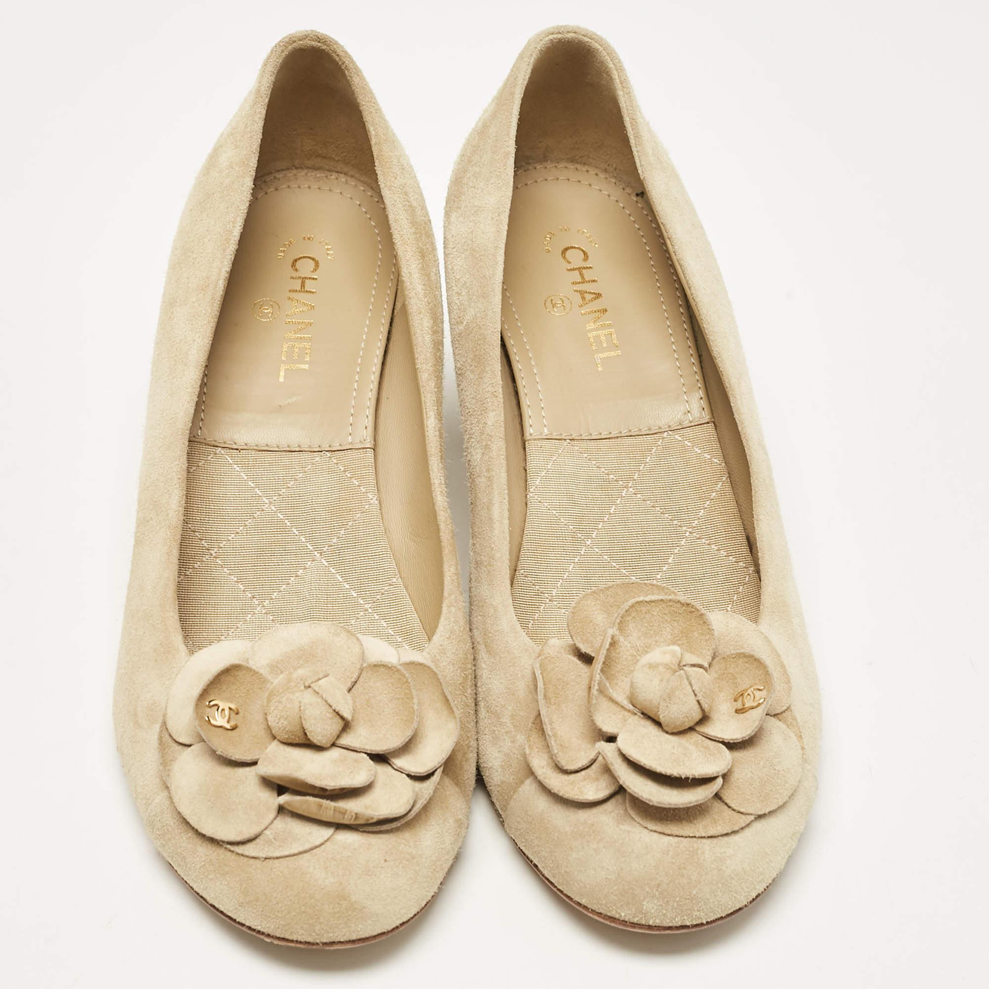 Chanel Khaki Beige Suede Camellia Cap Toe Block Heel Pumps Size 39 In Good Condition In Dubai, Al Qouz 2