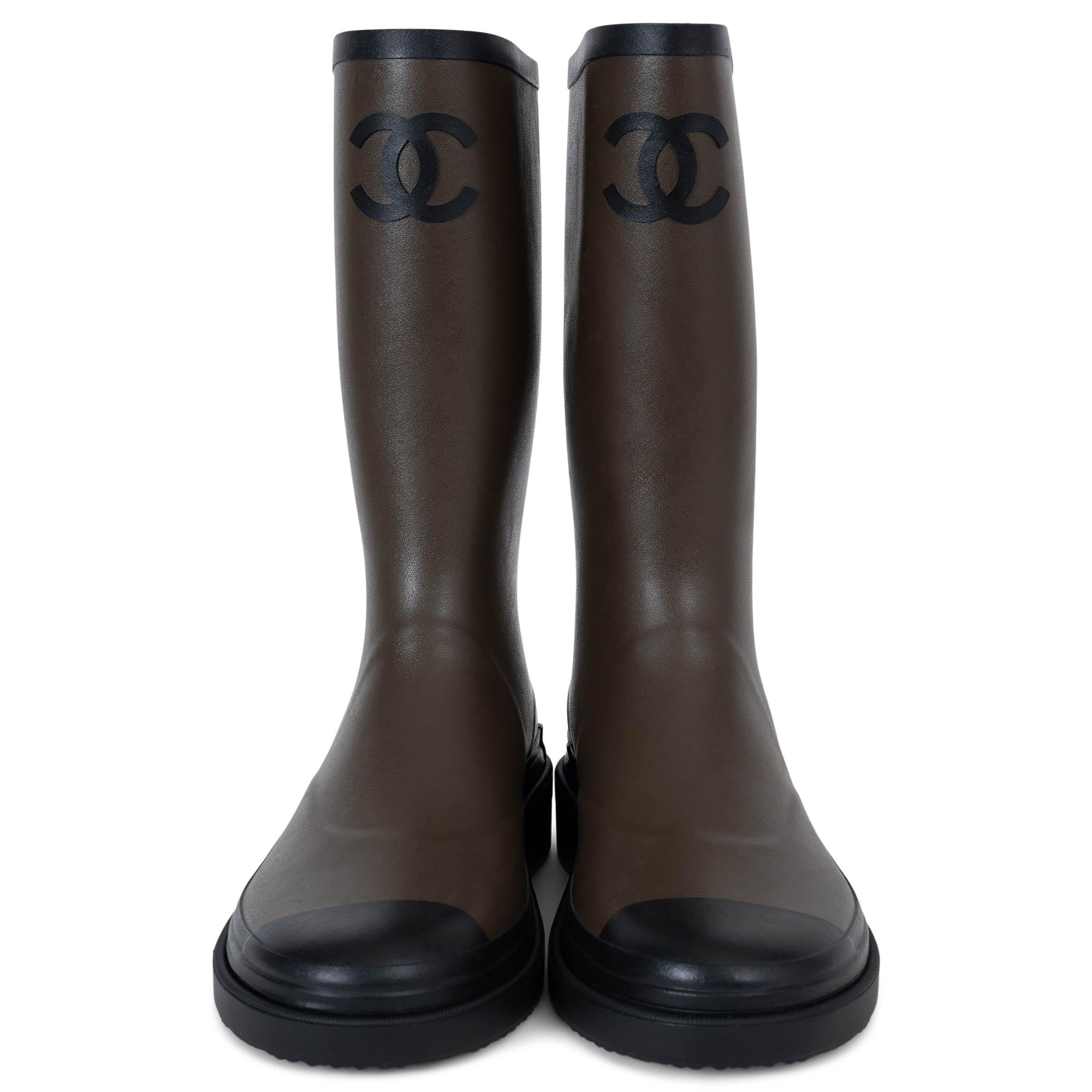 These 100% authentic Chanel rubber rain boots in khaki and black are a stylish take on functional footwear. Crafted from durable rubber, they feature a sleek two-tone design with the iconic Chanel touch—perfect for staying chic in any weather. The