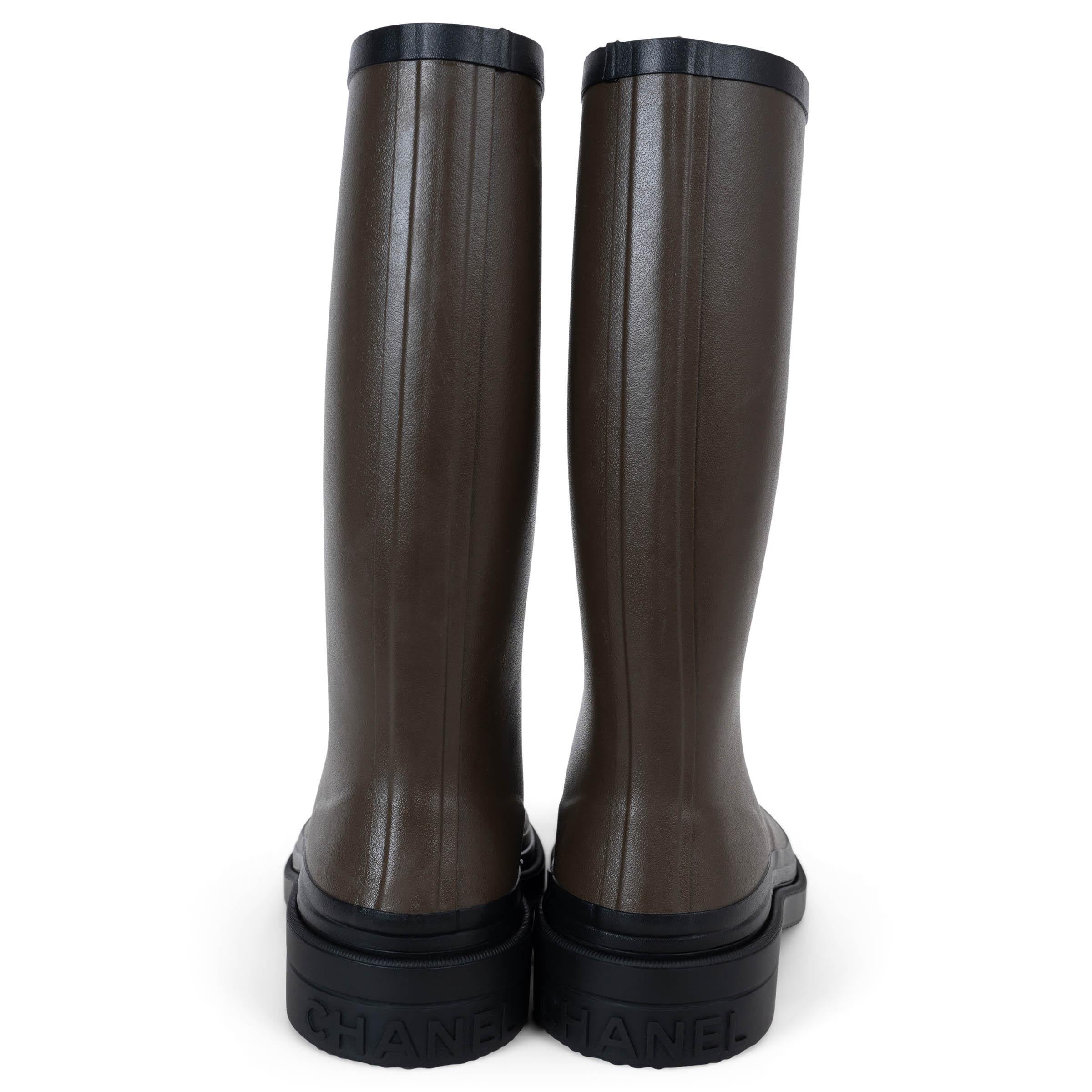 Women's CHANEL khaki & black rubber 24A MACHESTER RAIN Boots Shoes 39 For Sale