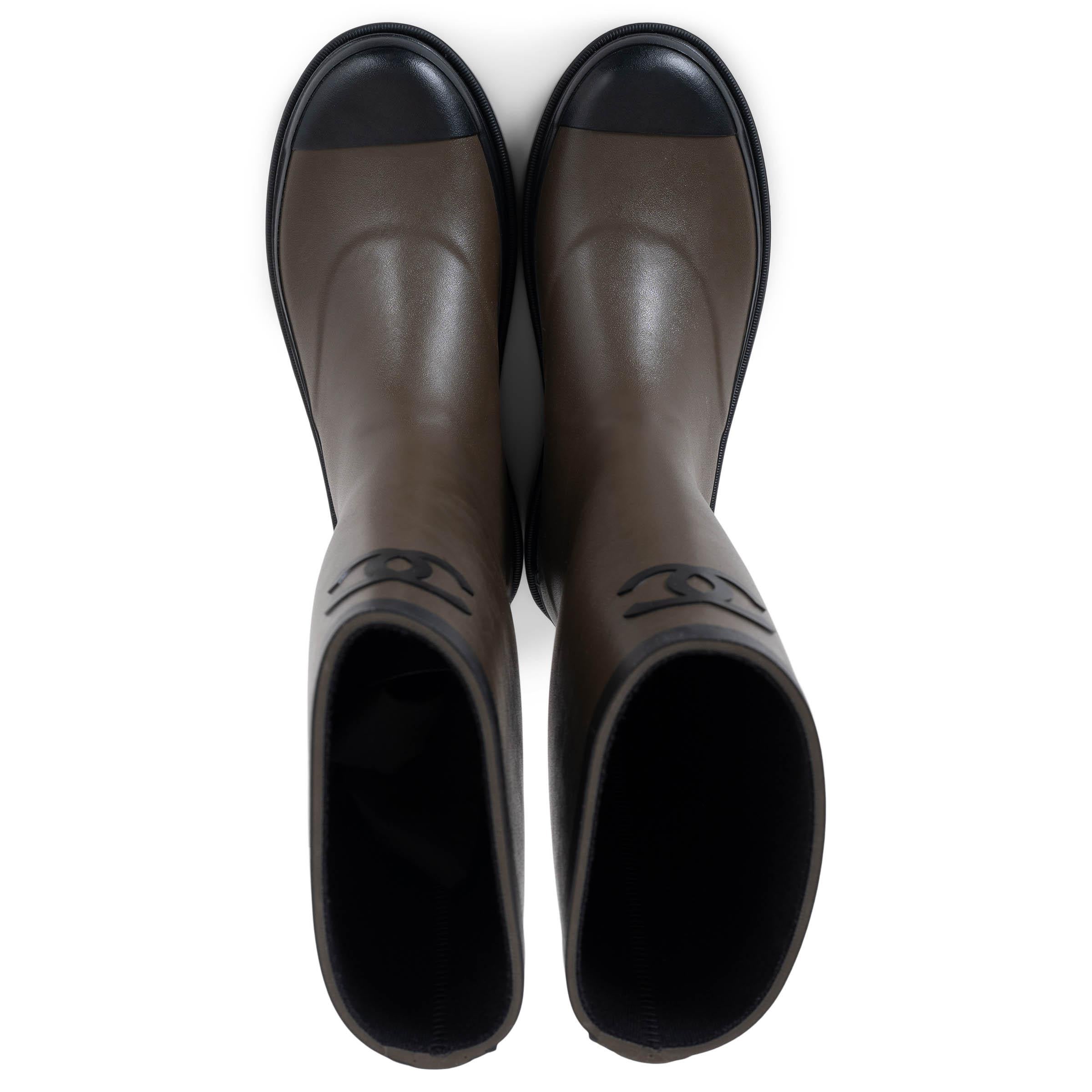 CHANEL khaki & black rubber 24A MACHESTER RAIN Boots Shoes 39 For Sale 1