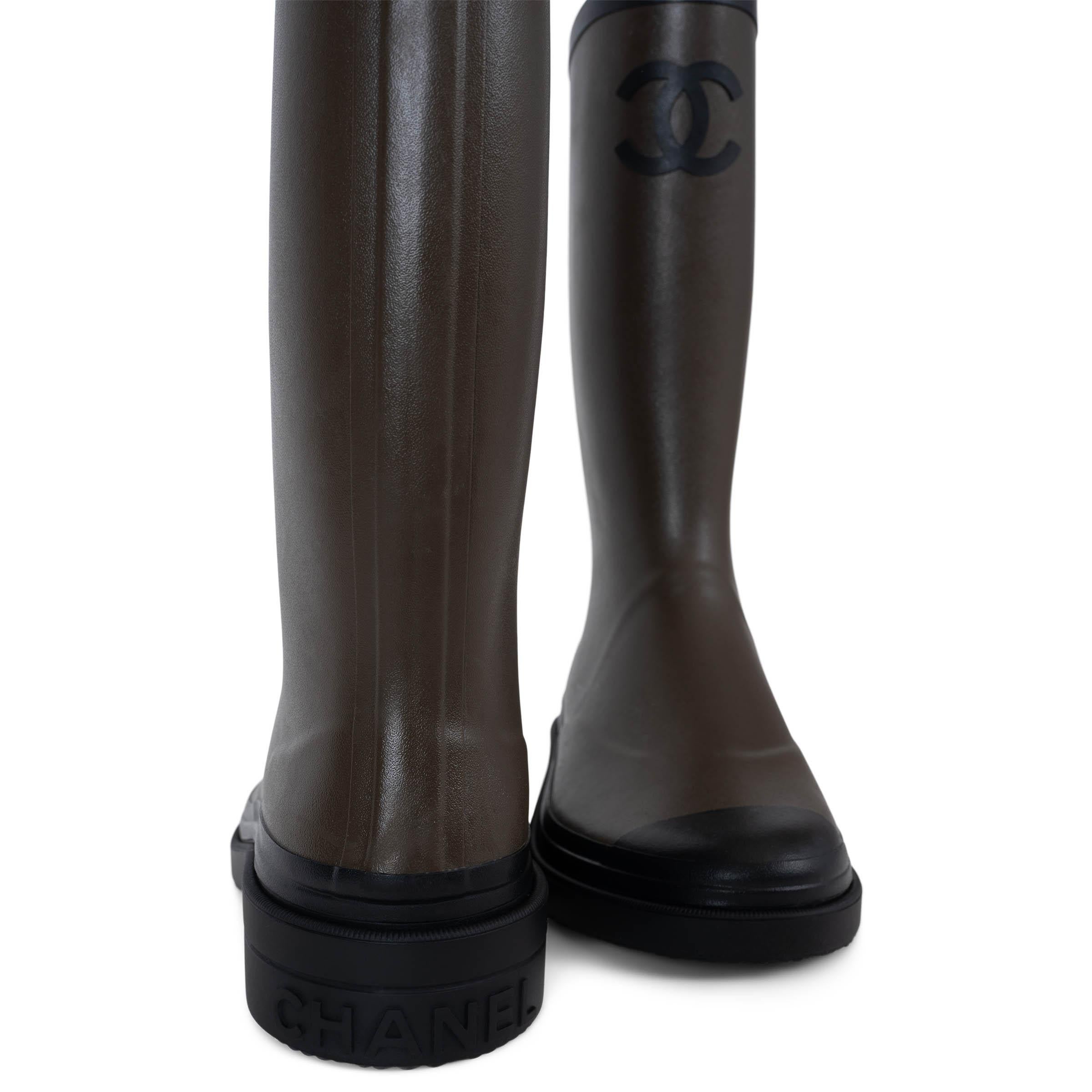 CHANEL khaki & black rubber 24A MACHESTER RAIN Boots Shoes 39 For Sale 2