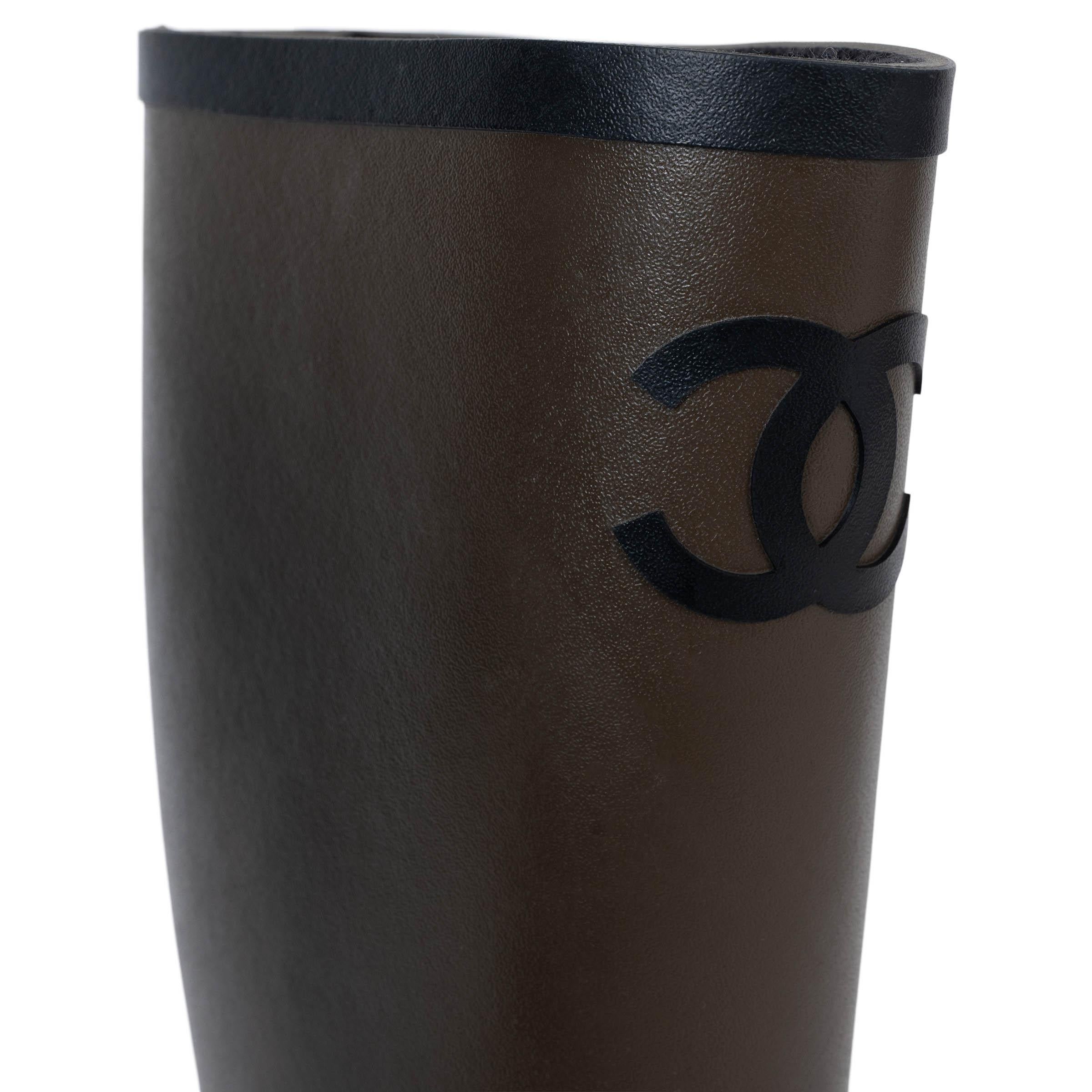 CHANEL khaki & black rubber 24A MACHESTER RAIN Boots Shoes 39 For Sale 3